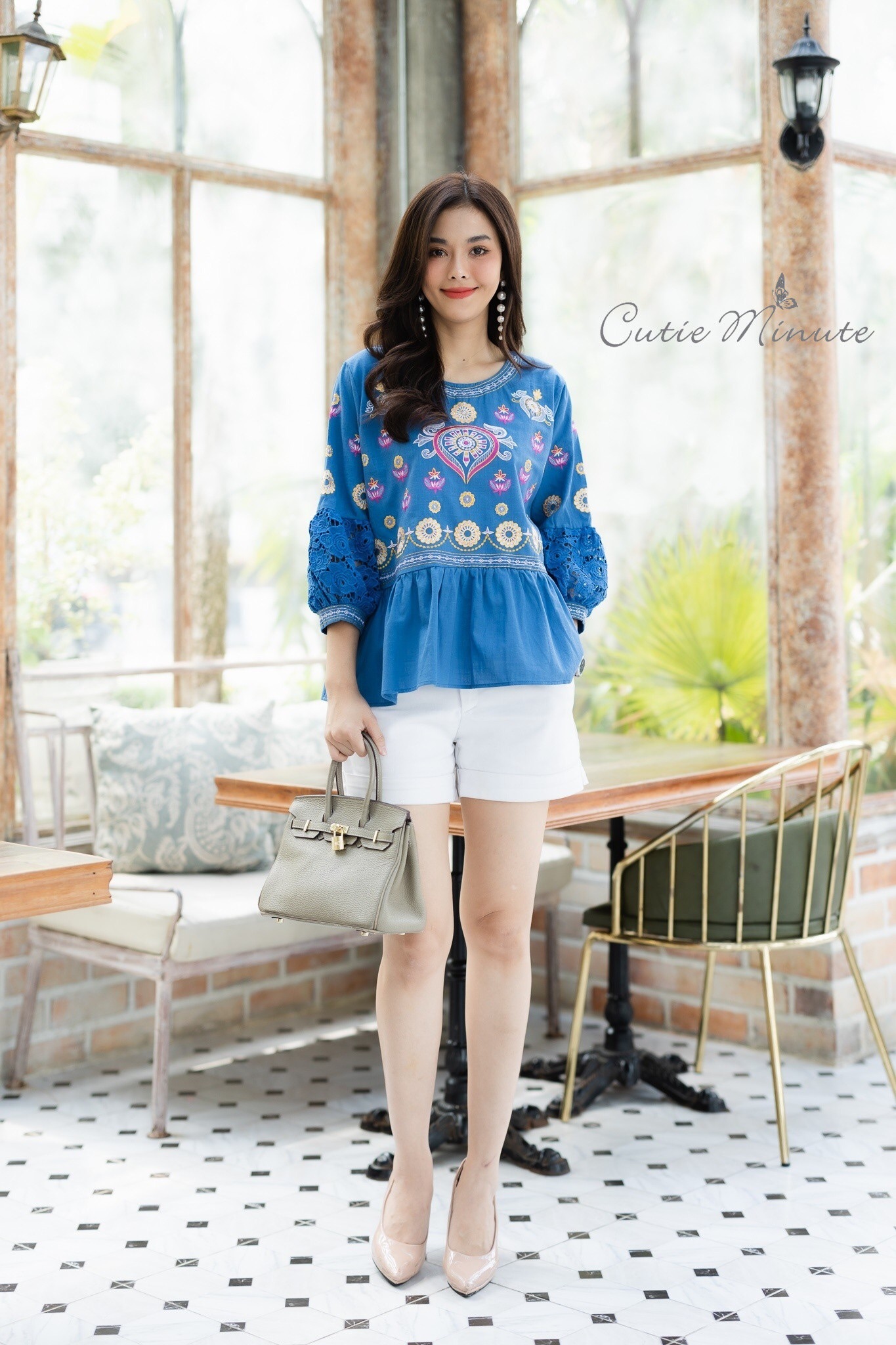 SaLe++#Cutie Minute B3695 เสื้อลินินเกรดพรีเมี่ยม เนื้อผ้าขึ้นลาย เนื้อผ้ามีความนุ่ม ผ้าดีมากค่ะ งานปักฝีมือสวยมากๆค่ะ แต่งเติมแขนด้วยลูกไม้เนื้อหนาสวยสวย เสื้อดีเทลจับจีบระบายเล็กๆ งานปักสวยเนียบ ใส่สวย ใส่สบายจริงๆค่ะ มี 4 สี ฟ้าคราม ส้มอิฐ เขียวไพร ชมพ