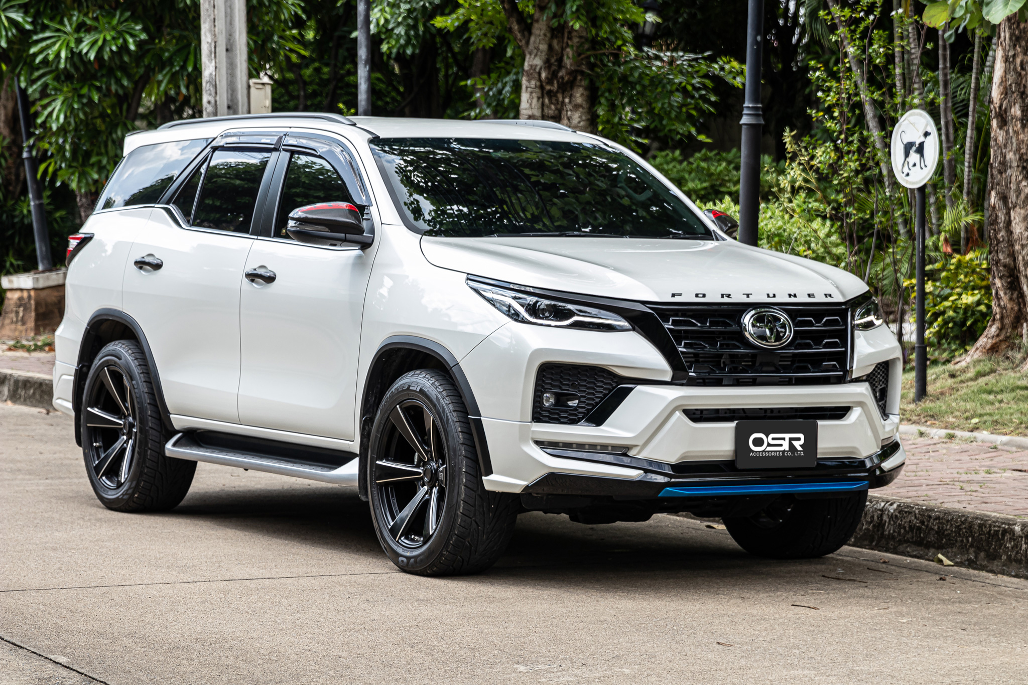ชุดแต่งรถ-สเกิร์ต-อุปกรณ์แต่งรถ Toyota Fortuner 2020 รุ่นมาตรฐาน (Facelift) ทรง Fair FD-4S