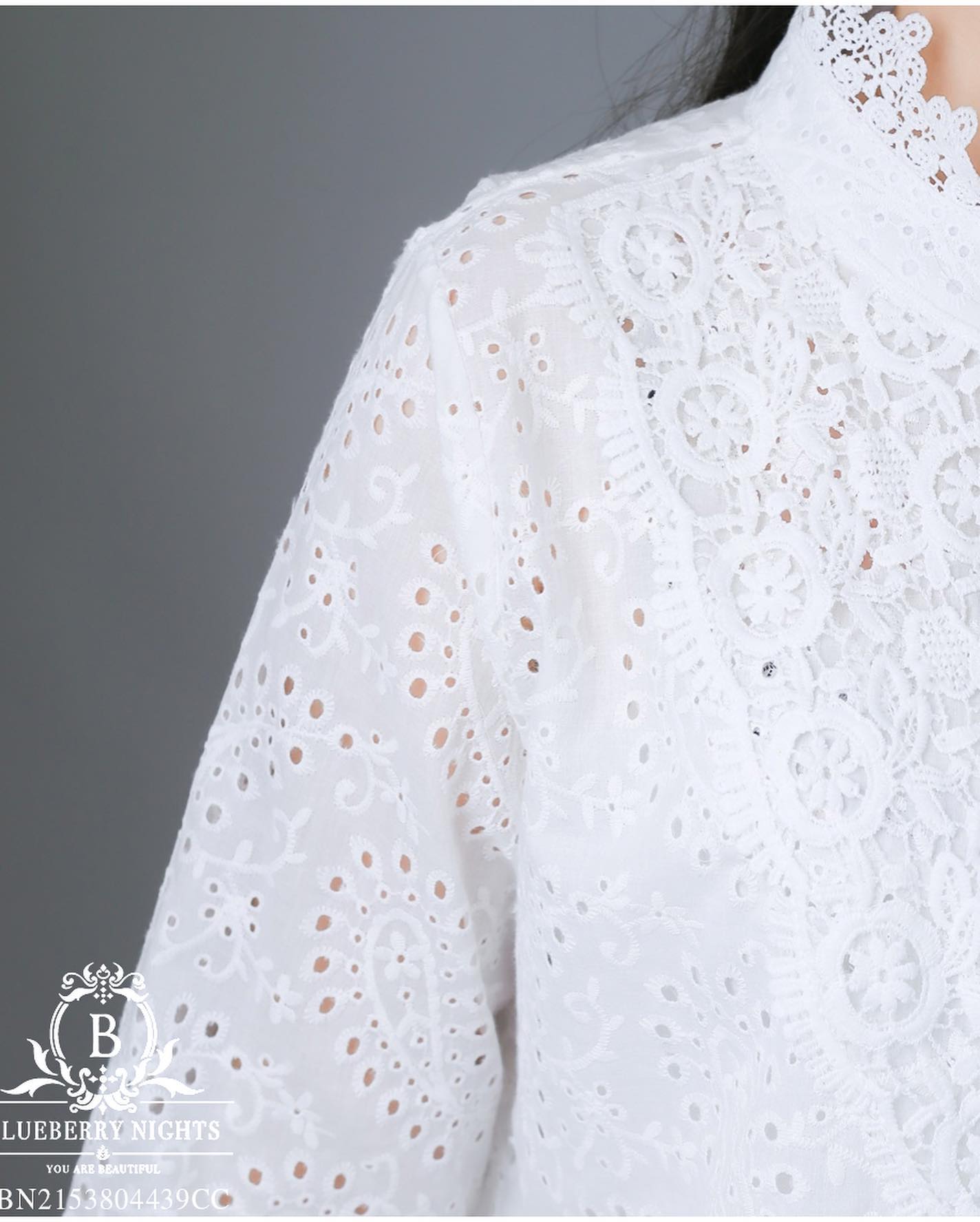 Sale+++#Blueberry Nights B3676 New เสื้อคอตต้อนทีเชิ้ตแบรนด์เนมเกาหลี ผ้าคอตต้อนเกรดพรีเมี่ยม เนื้อดีมากสัมผัสนุ่มเบาใส่สบายค่ะ แพทเทิร์นเสื้อทีเชิ้ต ดีเทลผ้าคอตต้อนฉลุปักลายสวยทั้งตัว กระดุมหน้ายาวตลอด ช่วงอกประดับลูกไม้สวยหรู ปลายแขนยางยืด เหมาะสำหรับสา