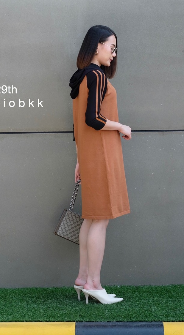 13841 อก40 #29thStudiobkk เดรสฮู้ดแขนยาว เนื้อผ้าคอตตอนเนื้อนิ่ม ใส่สบายสุดๆค่า แขนแต่งแถบ ใส่เที่ยวชิลๆได้เลย หนาวนี้ห้ามพลาดเลยค่า ▪️สี | โกโก้, ส้มอิฐ อก 40” เอว 38” สะโพก 40” ความยาว 37.5”