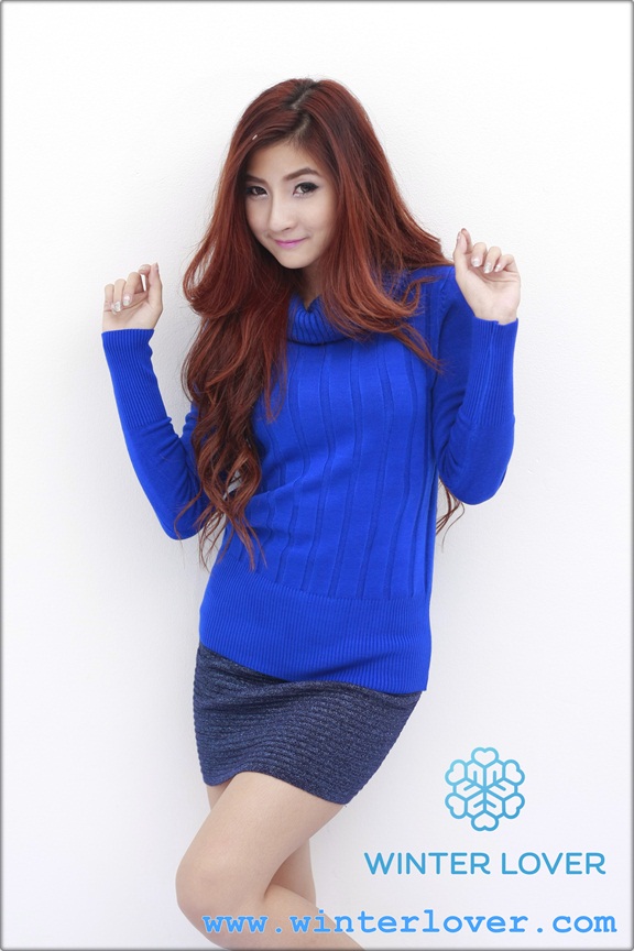 เสื้อกันหนาวสีน้ำเงินคอเต่า