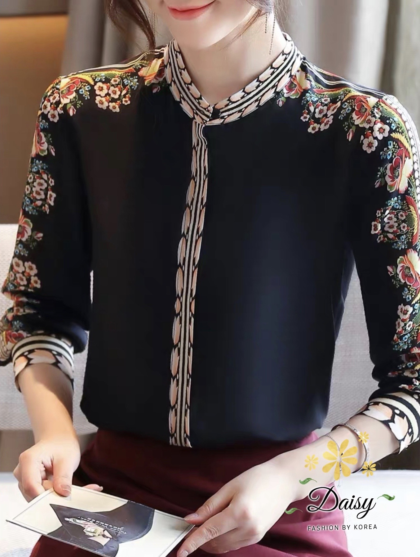 Sale++#Daisy B3567 เสื้อแขนยาวคอจีน ผ้าซาตินซิลค์พิมพ์ลายแถบสวยค่ะ เสื้อกระดุมหน้า ผ้านิ่มใส่สบาย ทรงใส่ง่าบ แมทช์ได้หลายชุดค่ะ 🌟สีดำ 🎗ไซส์ 🎗อก 40” 🎗ยาว 25”