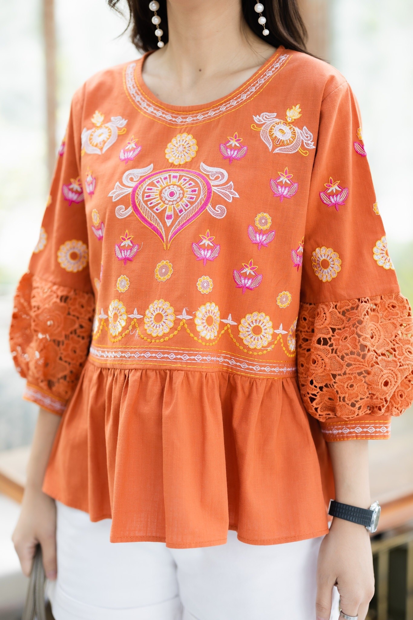 SaLe++#Cutie Minute B3695 เสื้อลินินเกรดพรีเมี่ยม เนื้อผ้าขึ้นลาย เนื้อผ้ามีความนุ่ม ผ้าดีมากค่ะ งานปักฝีมือสวยมากๆค่ะ แต่งเติมแขนด้วยลูกไม้เนื้อหนาสวยสวย เสื้อดีเทลจับจีบระบายเล็กๆ งานปักสวยเนียบ ใส่สวย ใส่สบายจริงๆค่ะ มี 4 สี ฟ้าคราม ส้มอิฐ เขียวไพร ชมพ