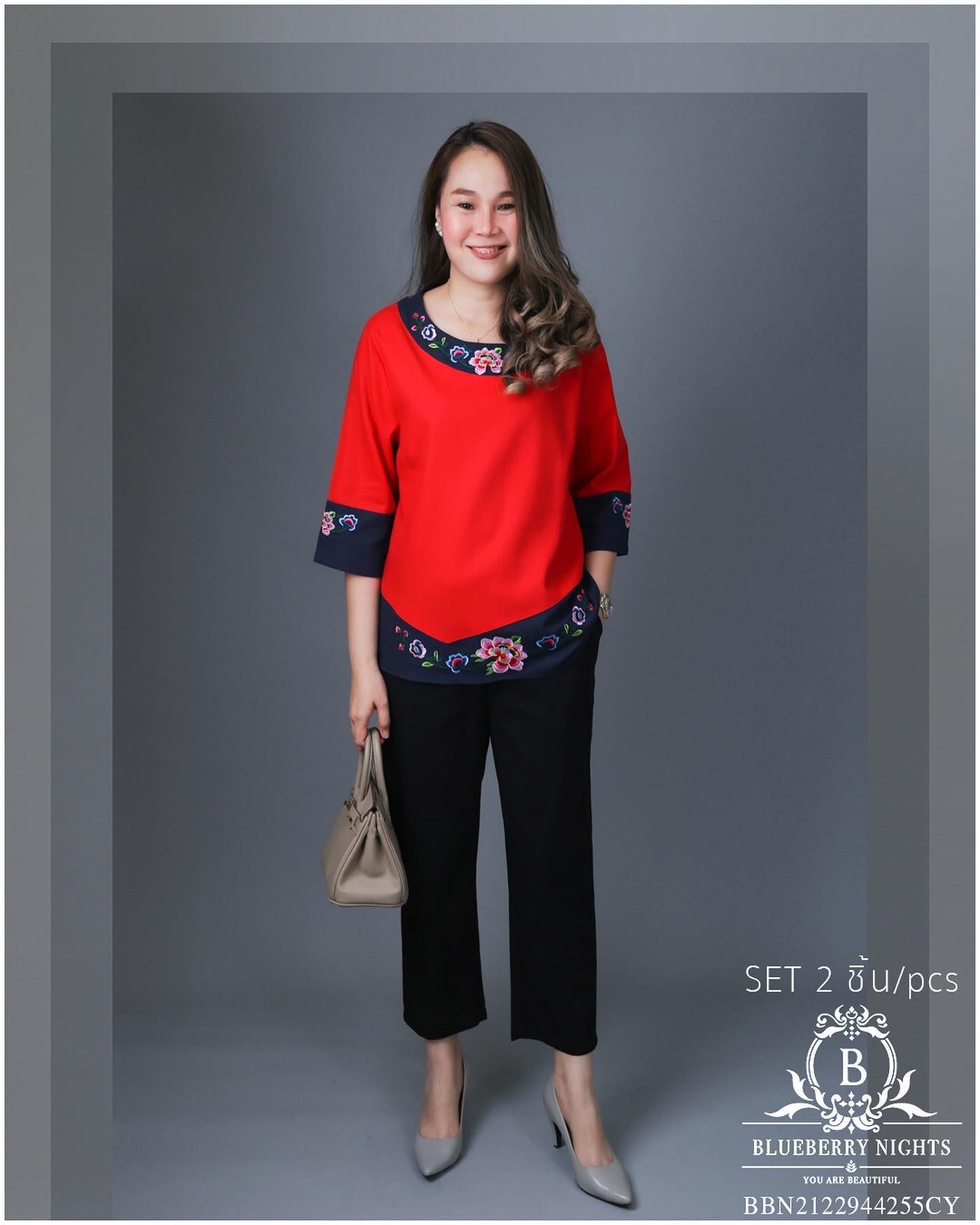 BLUEBERRY NIGHTS 14130 ชุดเซ็ตผ้าฝ้ายธรรมชาติ เสื้อผ้าฝ้ายธรรมชาติเนื้อดีเกรดพรีเมี่ยม เนื้อผ้านุ่มใส่สบายมากๆๆ ดีเทลผ้าสีพื้นตัดสลับสี ปักลวดลายดอกไม้หน้าและหลัง แพทเทิร์นกางเกงสีพื้นขายาว เอวยางยืดอิลาสติกอย่างดี มีกระเป๋าข้างซ้าย-ขวา ใส่สบายมากๆ ใส่เที