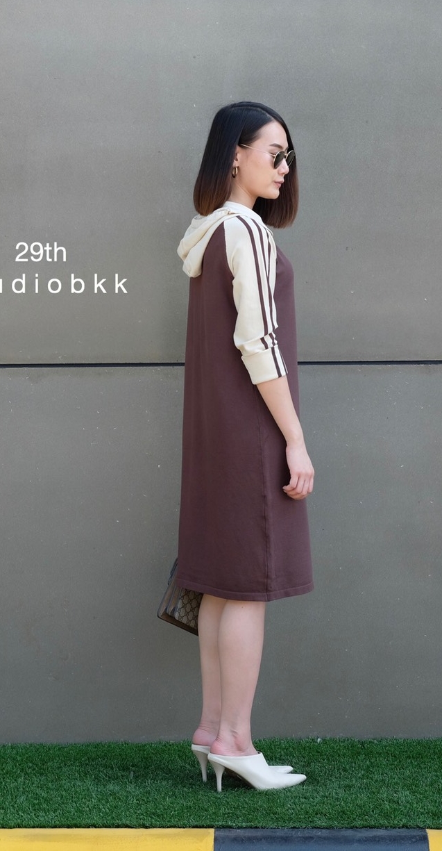 13841 อก40 #29thStudiobkk เดรสฮู้ดแขนยาว เนื้อผ้าคอตตอนเนื้อนิ่ม ใส่สบายสุดๆค่า แขนแต่งแถบ ใส่เที่ยวชิลๆได้เลย หนาวนี้ห้ามพลาดเลยค่า ▪️สี | โกโก้, ส้มอิฐ อก 40” เอว 38” สะโพก 40” ความยาว 37.5”