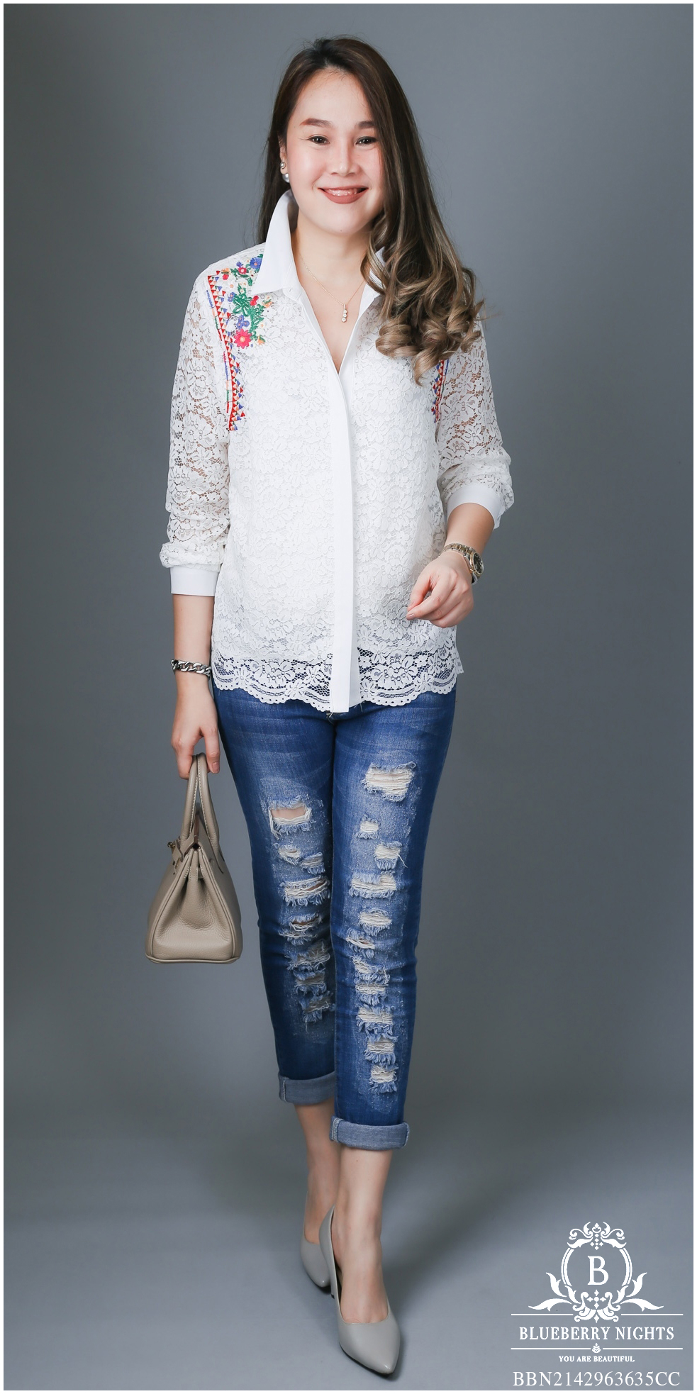 SaLe++#Blueberry Nights B3668 NEW เสื้อเชิ้ตลูกไม้อิตาลีปักลายดอกไม้ ผ้าลูกไม้อิตาลีเกรดพรีเมี่ยมเนื้อนุ่มเบาใส่สบายมากค่ะ แพทเทิร์นเสื้อเชิ้ตกระดุมหน้ายาวตลอด ดีเทลด้านหน้าปักดิ้นลายดอกไม้สวยหรูค่ะ มีซับในทั้งตัว ♡เหมาะสำหรับสาวๆรอบอก(36-44)ɦ