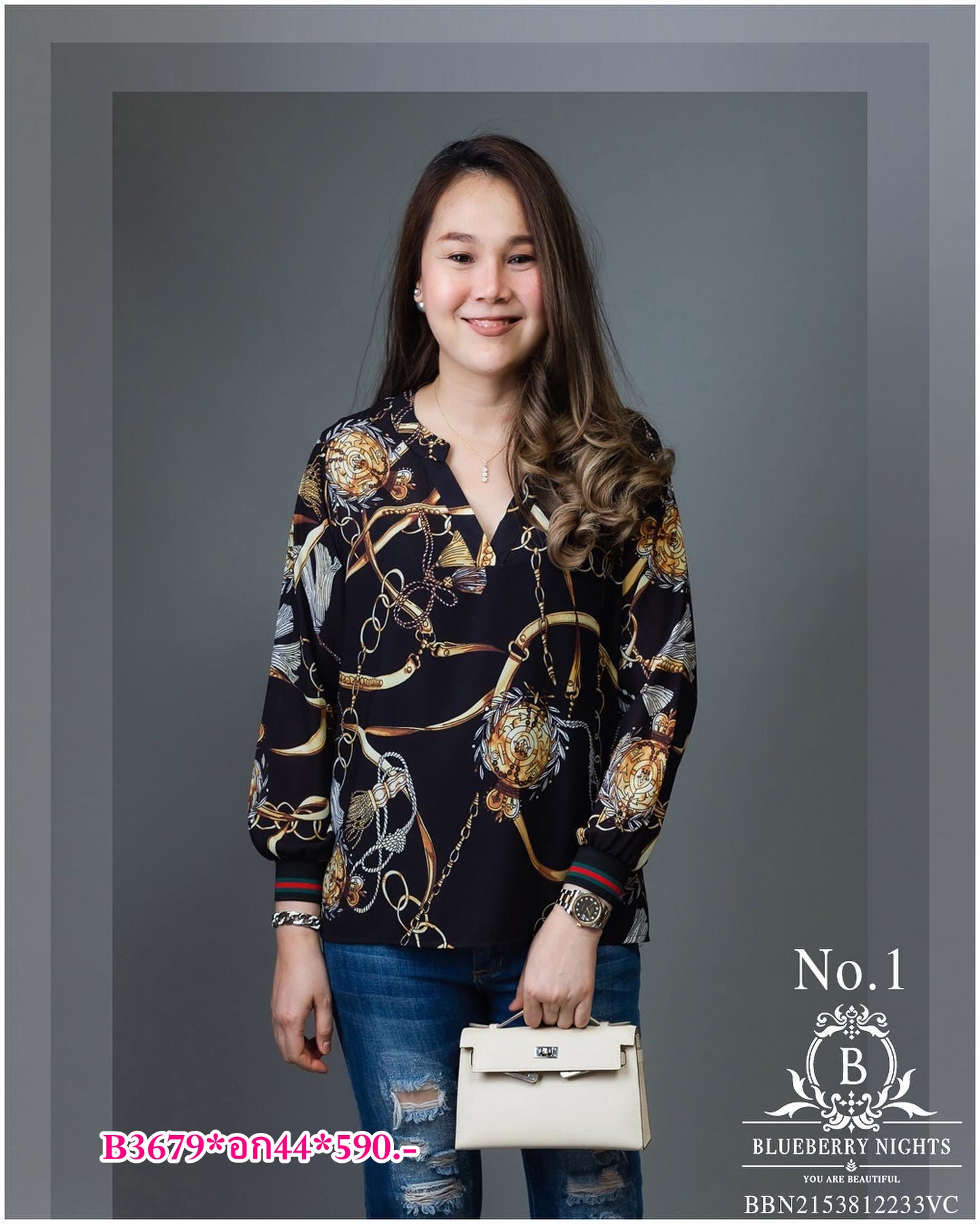 SaLe++ #Blueberry Nights B3679 NEW พรีเมี่ยมคลาสสิคเสื้อแบรนด์เนมทีเชิ้ตคอวีแขนยาว ผ้าโพลีเอสเตอร์ผสมเนื้อนุ่มเกรดพรีเมี่ยม ตัดเย็บสวยเนี้ยบสไตล์แบรนด์เนมสุดหรู แพทเทิร์นเสื้อคอวีแขนยาว ปลายแขนยางยืดสุดเก๋ พิมพ์ลายสีคมชัดสวยเป๊ะ เหมาะสำหรับสาวๆๆรอบอก(36-4