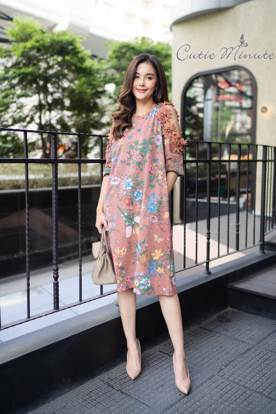 SaLe++#Cutie Minute 14109 เดรสผ้ายืดSpendexเกาหลีเกรดพรีเมียม ผ้าเนื้อเนียนละเอียด ผ้าดีมาก ผ้ายืดได้เยอะมากค่ะ ดีเทลแขนเว้าหัวไหล่ประดับลูกไม้ 3 มิติรอบๆ เดรสเรียบหรูใส่แล้วดูแพงมากค่ะ มีกระเป๋าซ่อน บอกเลยค่ะตัวนี้งานดีสวยมากค่ะ ** Mask ทรงสวยปรับเข้ากับ