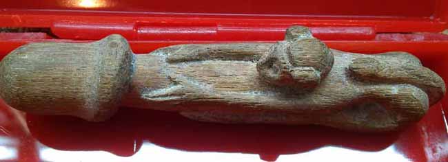 ลิงอุ้มปลัด ไม้แกะเก่า