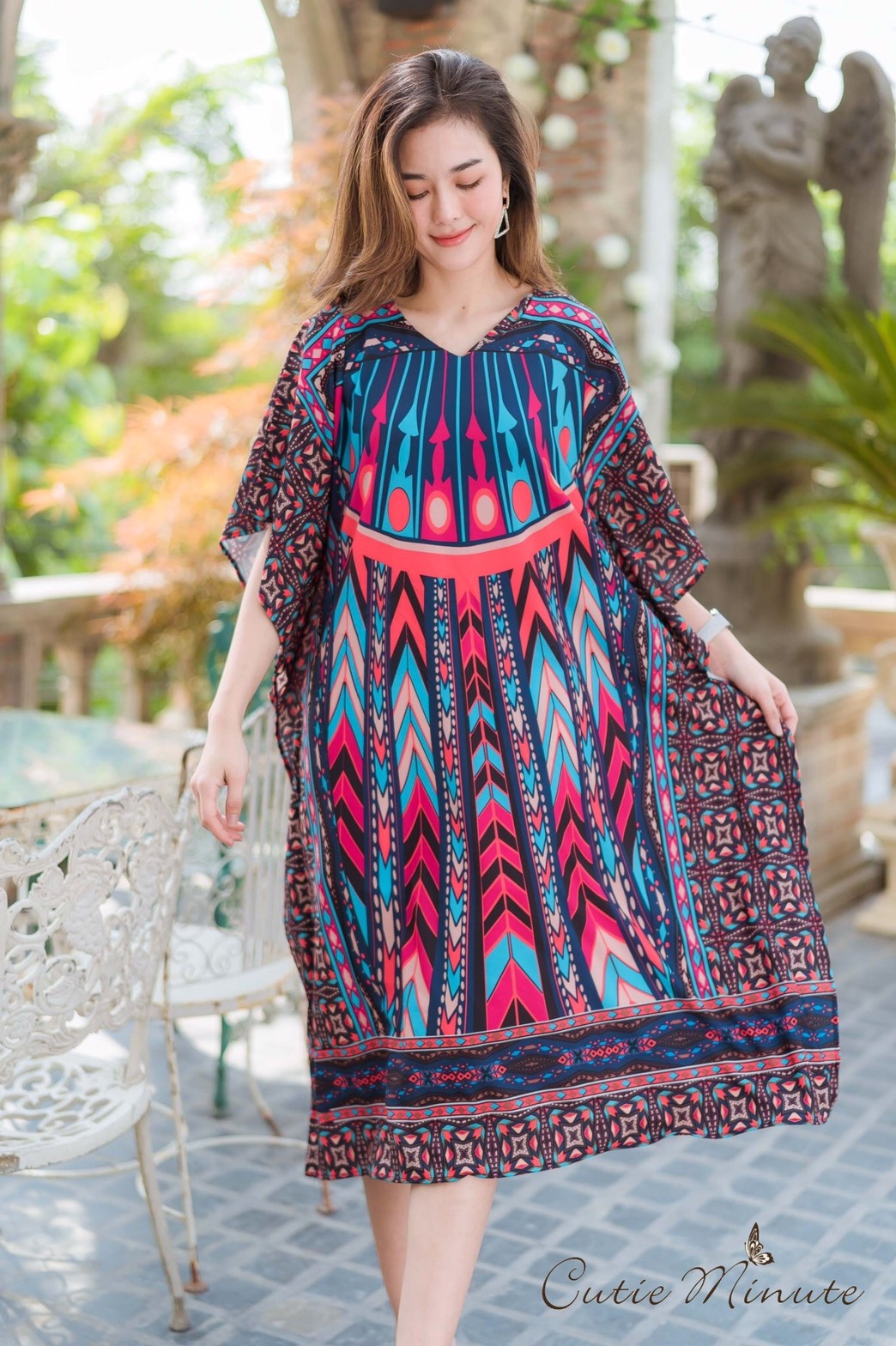 SaLe++#Cutie Minute 13954**MAXI เดรสผ้าโพลีเอสเตอร์เนื้อนิ่ม พิมพ์ลวดลายเส้นกราฟฟิก ทรงค้างคาวเหมาะกับ summer นี้เลยค่ะ อก ฟรีไซส์ 48" เอว ฟรีไซส์ 52" สะโพก ฟรีไซส์ 58" วงแขนบน 22" แขนยาว 14" (จากต้นคอ) ขอบแขนล่าง ฟรีไซส์ เดรสยาว