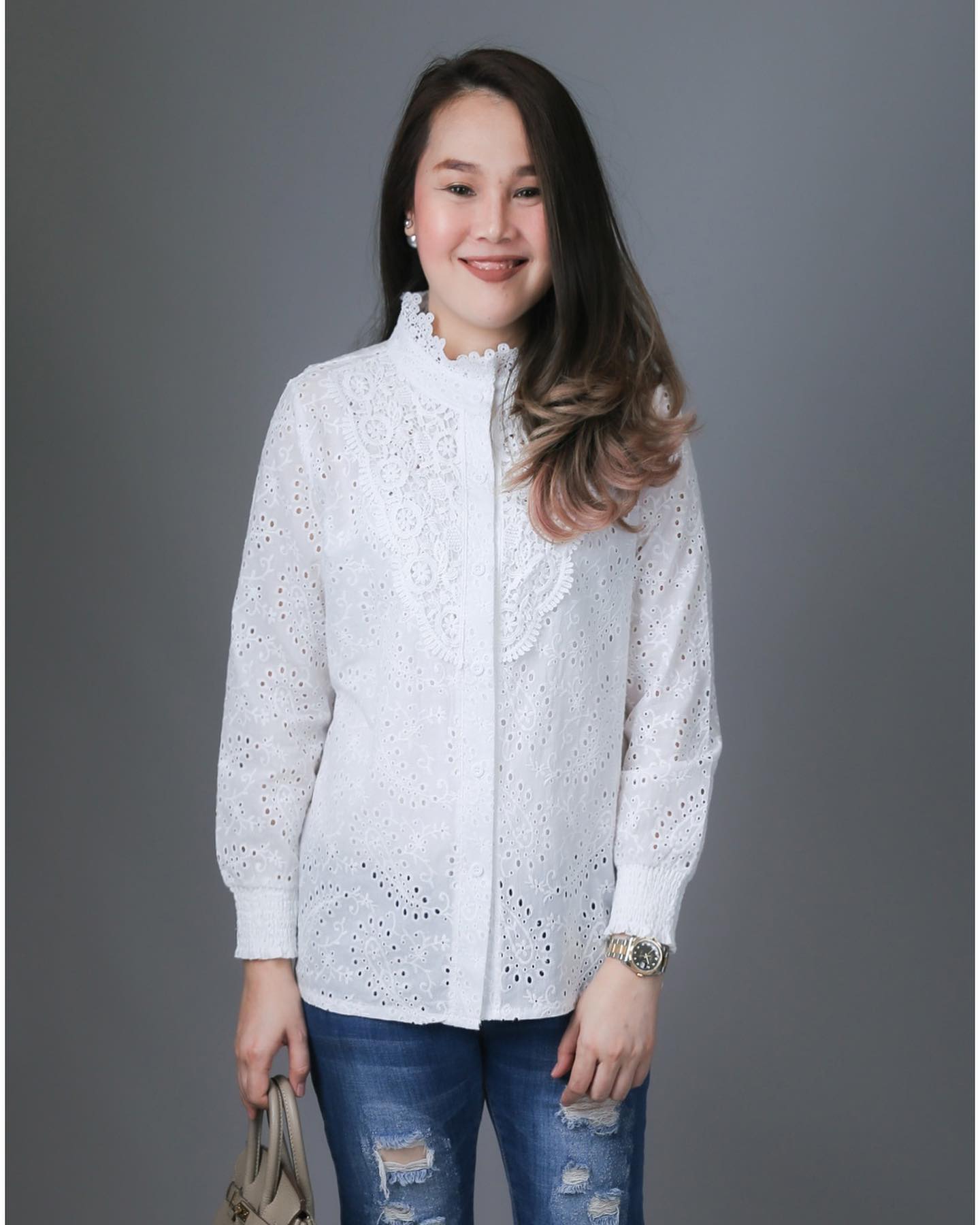 Sale+++#Blueberry Nights B3676 New เสื้อคอตต้อนทีเชิ้ตแบรนด์เนมเกาหลี ผ้าคอตต้อนเกรดพรีเมี่ยม เนื้อดีมากสัมผัสนุ่มเบาใส่สบายค่ะ แพทเทิร์นเสื้อทีเชิ้ต ดีเทลผ้าคอตต้อนฉลุปักลายสวยทั้งตัว กระดุมหน้ายาวตลอด ช่วงอกประดับลูกไม้สวยหรู ปลายแขนยางยืด เหมาะสำหรับสา