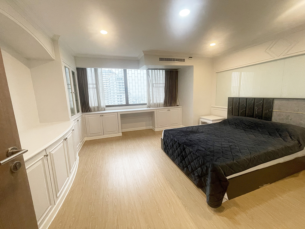 83511 ขายคอนโด ยูนิตพิเศษที่ Oriental Towers เอกมัย