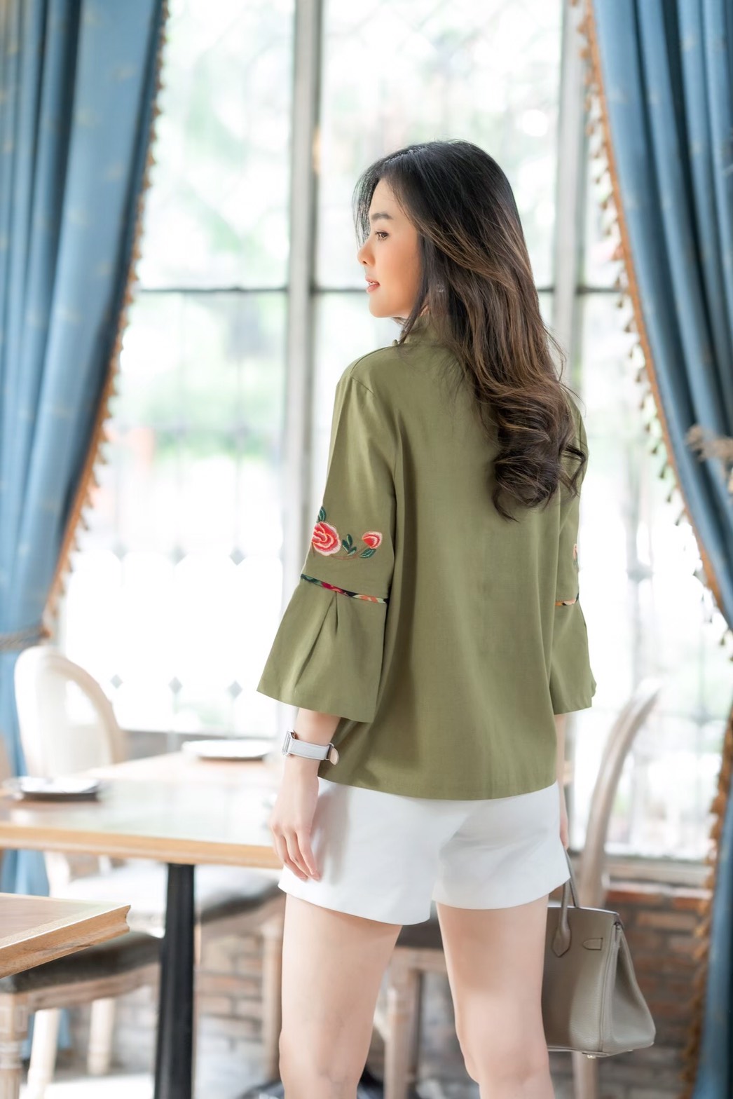 Sale+++#Cutie Minute B3639 เสื้อผ้าฝ้ายลินินเกาหลีเกรดพรีเมี่ยม เสื้อไตส์จีนเก๋เก๋ ดีเทลปกคอ2ชั้นจับจีบสวยงาม แขนจับจีบบานนิดๆ มาพร้อมงานปักดอกไม้สวยมากค่ะ ดีเทลเเน่นทั้งตัว สวยเลอค่ามากค่ะ มี สี เขียว กรม ส้ม อก ฟรีไซส์ 43" เอว ฟรีไซส์ 43" สะโพ