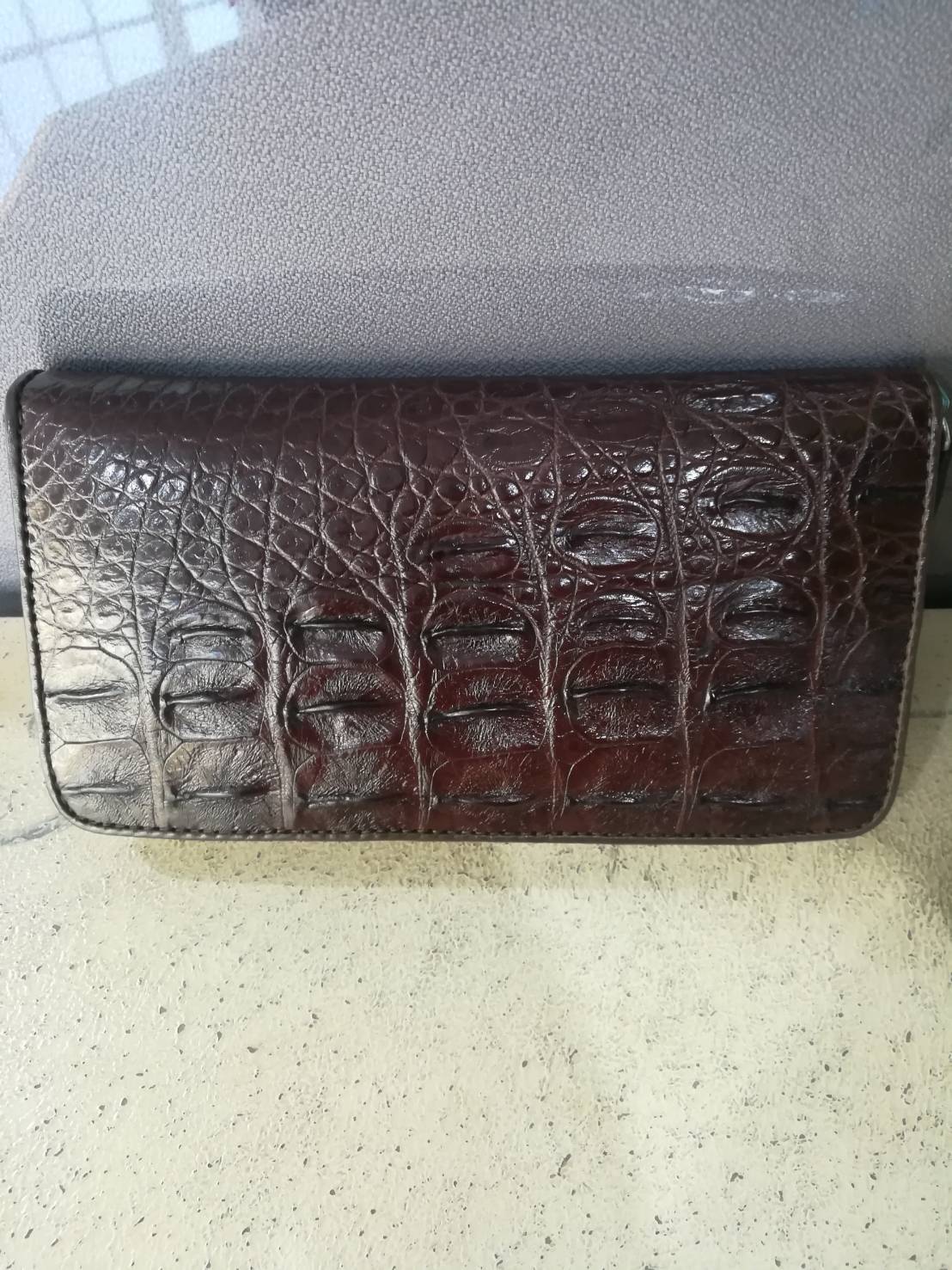 กระเป๋าหนังจระเข้แท้แบบซิปเดี่ยว; สีน้ำตาล