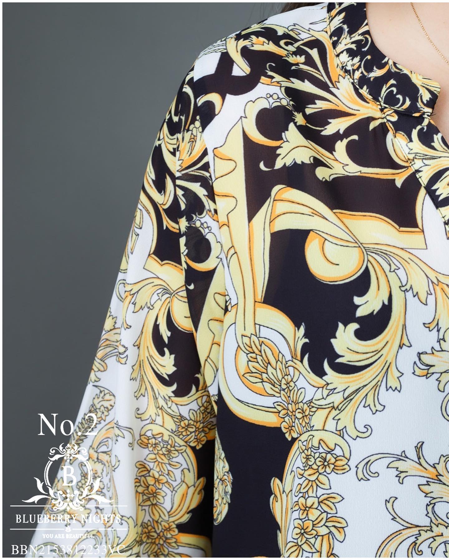 SaLe++ #Blueberry Nights B3679 NEW พรีเมี่ยมคลาสสิคเสื้อแบรนด์เนมทีเชิ้ตคอวีแขนยาว ผ้าโพลีเอสเตอร์ผสมเนื้อนุ่มเกรดพรีเมี่ยม ตัดเย็บสวยเนี้ยบสไตล์แบรนด์เนมสุดหรู แพทเทิร์นเสื้อคอวีแขนยาว ปลายแขนยางยืดสุดเก๋ พิมพ์ลายสีคมชัดสวยเป๊ะ เหมาะสำหรับสาวๆๆรอบอก(36-4