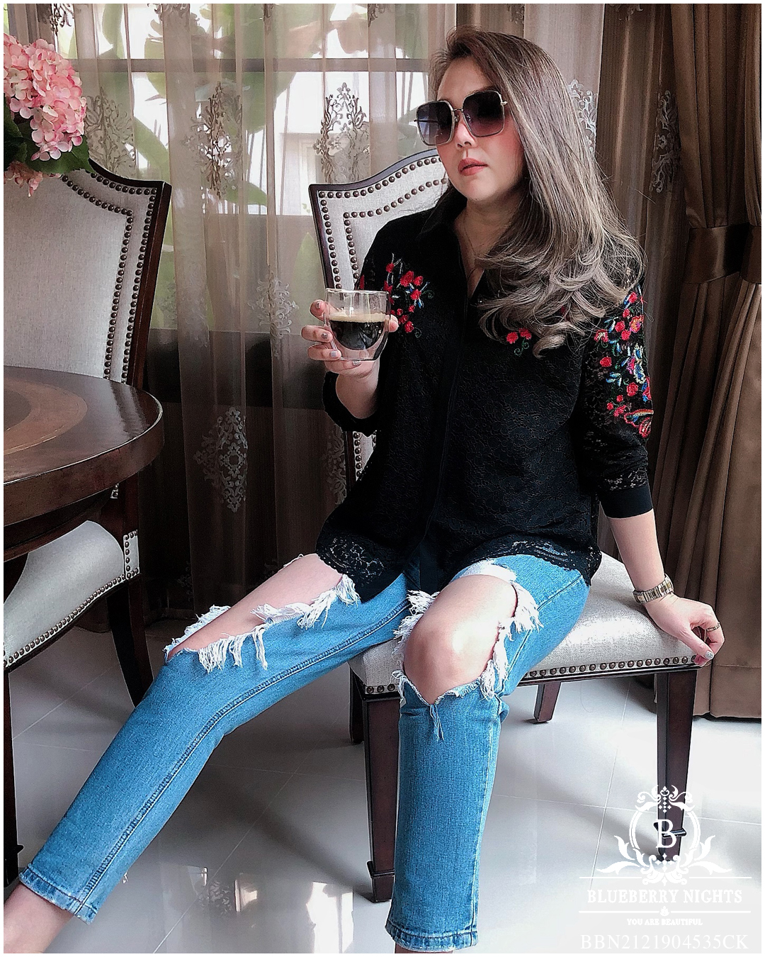 Sale++#Blueberry Nights B3641 เสื้อเชิ้ตลูกไม้อิตาลีปักลายดอกไม้ ผ้าลูกไม้อิตาลีเกรดพรีเมี่ยมเนื้อนุ่มเบาใส่สบายมากค่ะ แพทเทิร์นเสื้อเชิ้ตกระดุมหน้ายาวตลอด ดีเทลด้านหน้าปักดิ้นลายดอกไม้สวยหรูค่ะ มีซับในทั้งตัว ♡เหมาะสำหรับสาวๆรอบอก(36-44)♡ ร