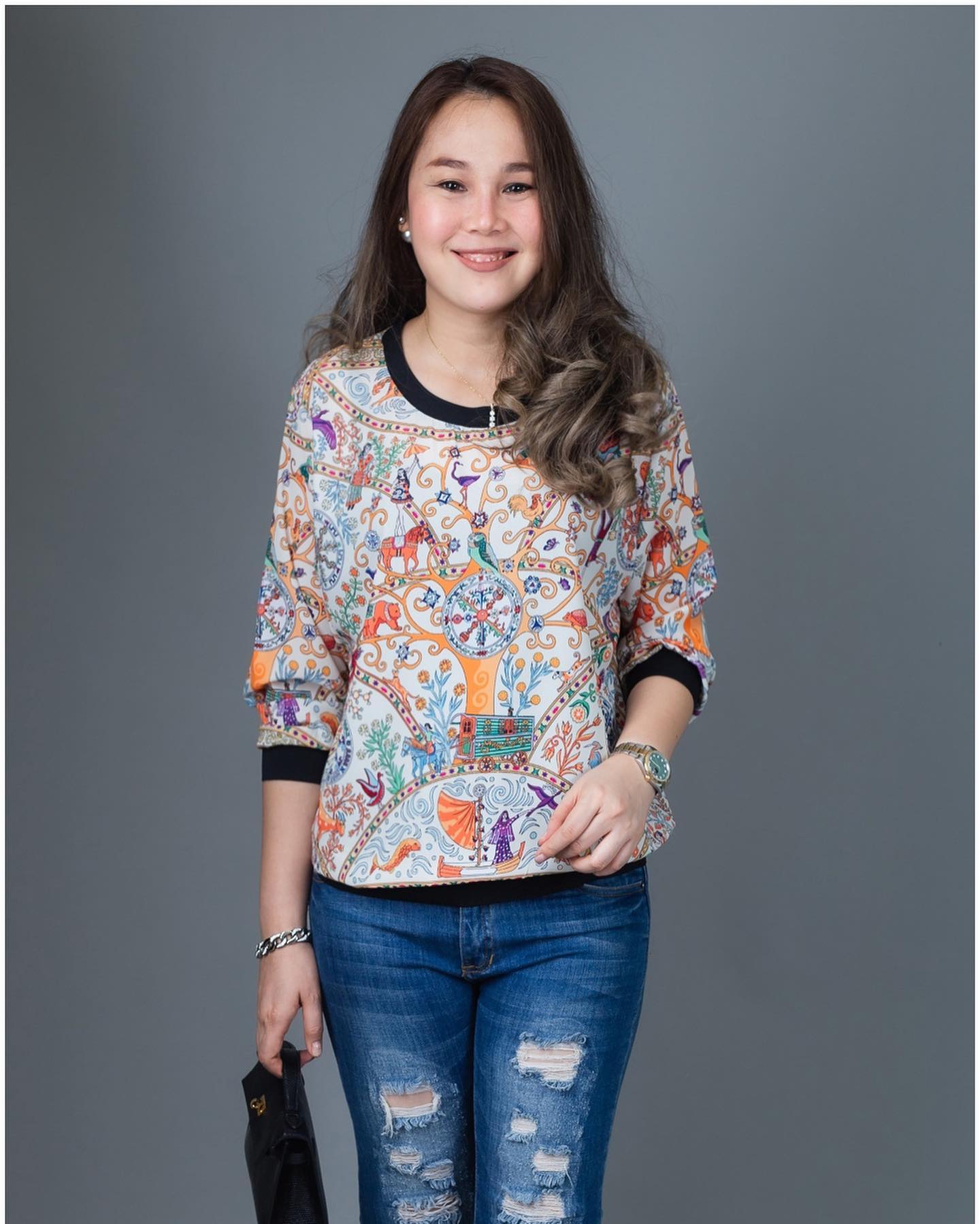 Sale+++#Blueberry Nights B3690 เสื้อทีเชิ้ตแขนยาว ผ้าโพลีเอสเตอร์ผสมเนื้อนุ่มเกรดพรีเมี่ยม ตัดเย็บสวยเนี้ยบสไตล์แบรนด์เนมสุดหรู ดีเทลพิมพ์ลายแบรนด์เนมสีคมชัดสวยเป๊ะ เหมาะสำหรับสาวๆๆรอบอก(36-46) ใส่สวยได้ทุกๆโอกาส หรูหราไฮคลาส ใส่สบายมากค่ะ 3 แบรนด์สไตล์ N