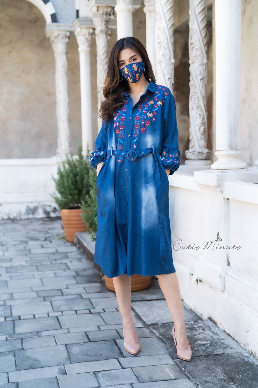 SaLe+++14082 Maxi+Mark เดรสผ้ายีนส์เกรดพรีเมี่ยม เนื้อผ้ามีความนุ่ม ผ้ายืดหยุ่นใส่สบาย แขนปลายพองเล็กๆงานฟอกสวยๆ ดีเทลปักลายสวยมากค่ะ มีกระเป๋า2ข้าง มาพร้อมกับเข็มขัด แยกชิ้นมากับชุด งานสวยเกรดระดับขึ้นห้างใส่แล้วสวยเก๋ ไม่ซ้ำใครนะคะ ** Mask ทรงสวยปรับเข้