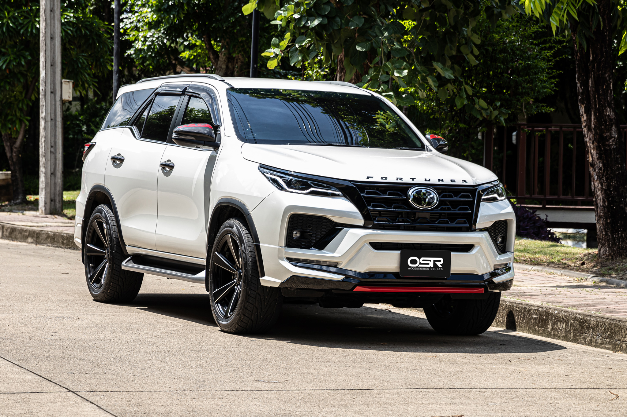 ชุดแต่งรถ-สเกิร์ต-อุปกรณ์แต่งรถ Toyota Fortuner 2020 รุ่นมาตรฐาน (Facelift) ทรง Fair FD-4