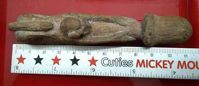 ลิงอุ้มปลัด ไม้แกะเก่า