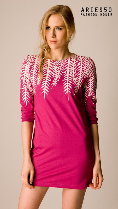 SaLe+++Aries50**A01020119**Fern** เดรสคอกลม แขนสามส่วน ลายใบเฟิร์น เรียบดูดีมีสไตล์ ใส่สบายได้หลายโอกาส ด้านหลังลายเหมือนกัน ผ้าCotton100% เนื้อนุ่มยืดได้ (นางแบบสูง 178 cm) ✳ Color : สี DGY – เทาเข้ม VLT – ม่วงอมชมพู Size : Free Size / Plus Size ▪