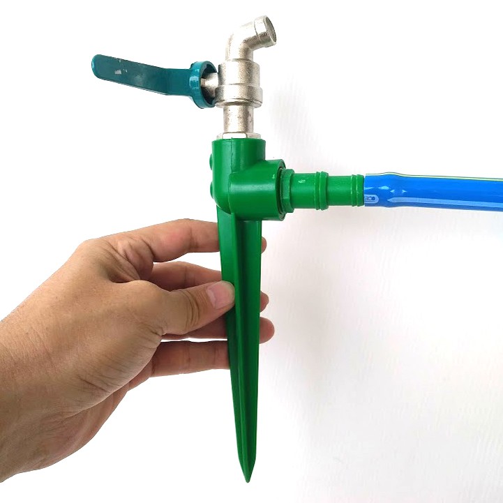 ขาปักดิน สีเขียว เกลี่ยวใน 4 หุน(1/2 นิ้ว) ต่อกับสายยางขนาด 4-6 หุน รดน้ำต้นไม้ เกษตร สวน สนามหญ้า แข็งแรง ทนทาน B023