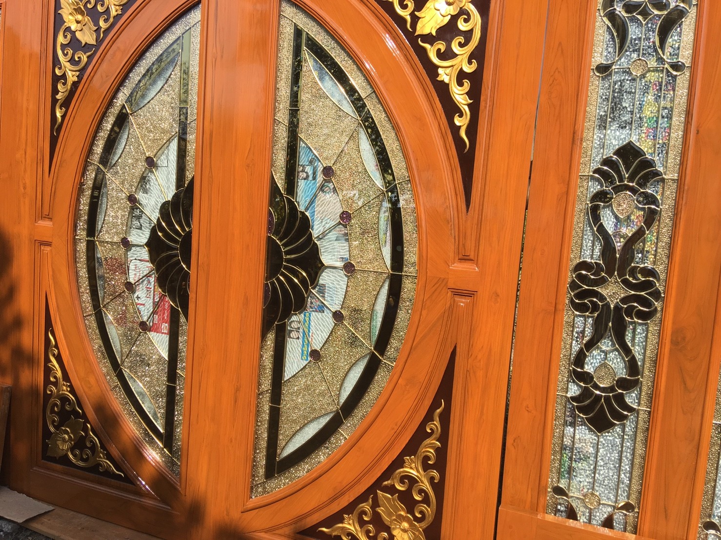 ประตูบานเลื่อนไม้สักกระจกนิรภัย GBBB - 07 (คลิกรายละเอียดที่รูป)