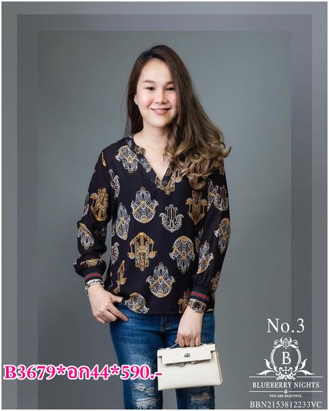 SaLe++ #Blueberry Nights B3679 NEW พรีเมี่ยมคลาสสิคเสื้อแบรนด์เนมทีเชิ้ตคอวีแขนยาว ผ้าโพลีเอสเตอร์ผสมเนื้อนุ่มเกรดพรีเมี่ยม ตัดเย็บสวยเนี้ยบสไตล์แบรนด์เนมสุดหรู แพทเทิร์นเสื้อคอวีแขนยาว ปลายแขนยางยืดสุดเก๋ พิมพ์ลายสีคมชัดสวยเป๊ะ เหมาะสำหรับสาวๆๆรอบอก(36-4