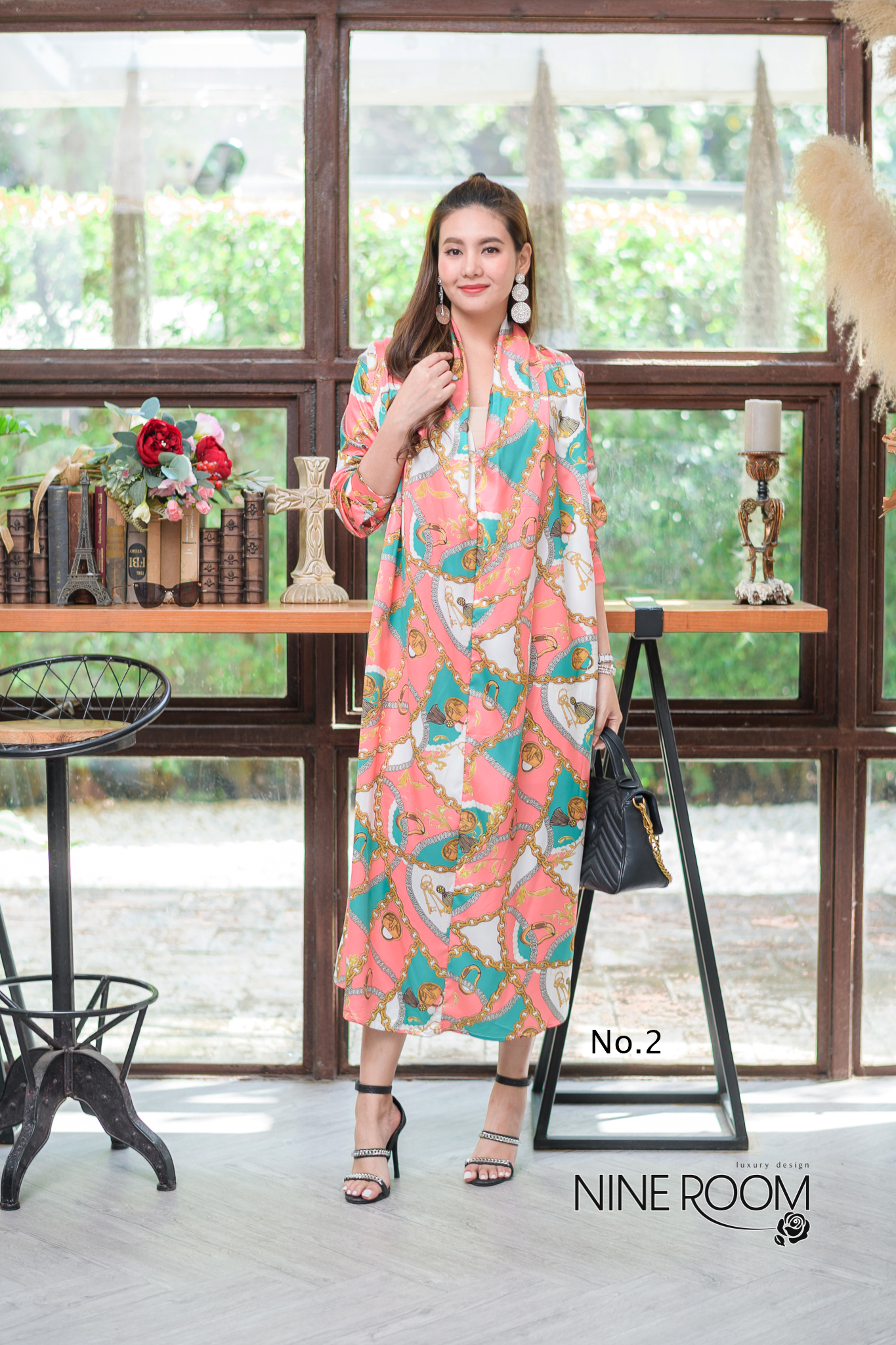 SaLe+++#Nine room 14088 MAXI DRESS - แม๊กซี่เดรสคอถ่วงส่วนด้านหลังจับจีบ เป็นทรงปล่อยๆ ใช้ผ้าซาตินผสมซิลล์เกรดพรีเมี่ยม(PREMIUM SATIN MIX SILK) ซึ่งรวมเอาคุณสมบัติที่ดีของผ้าทั้งสองแบบ ทำให้ตัวผ้าให้ผิวสัมผัสดี นุ่ม ใส่สบายมาก โดดเด่นด้วยงานพิมพ์สไตล์ไฮแบ