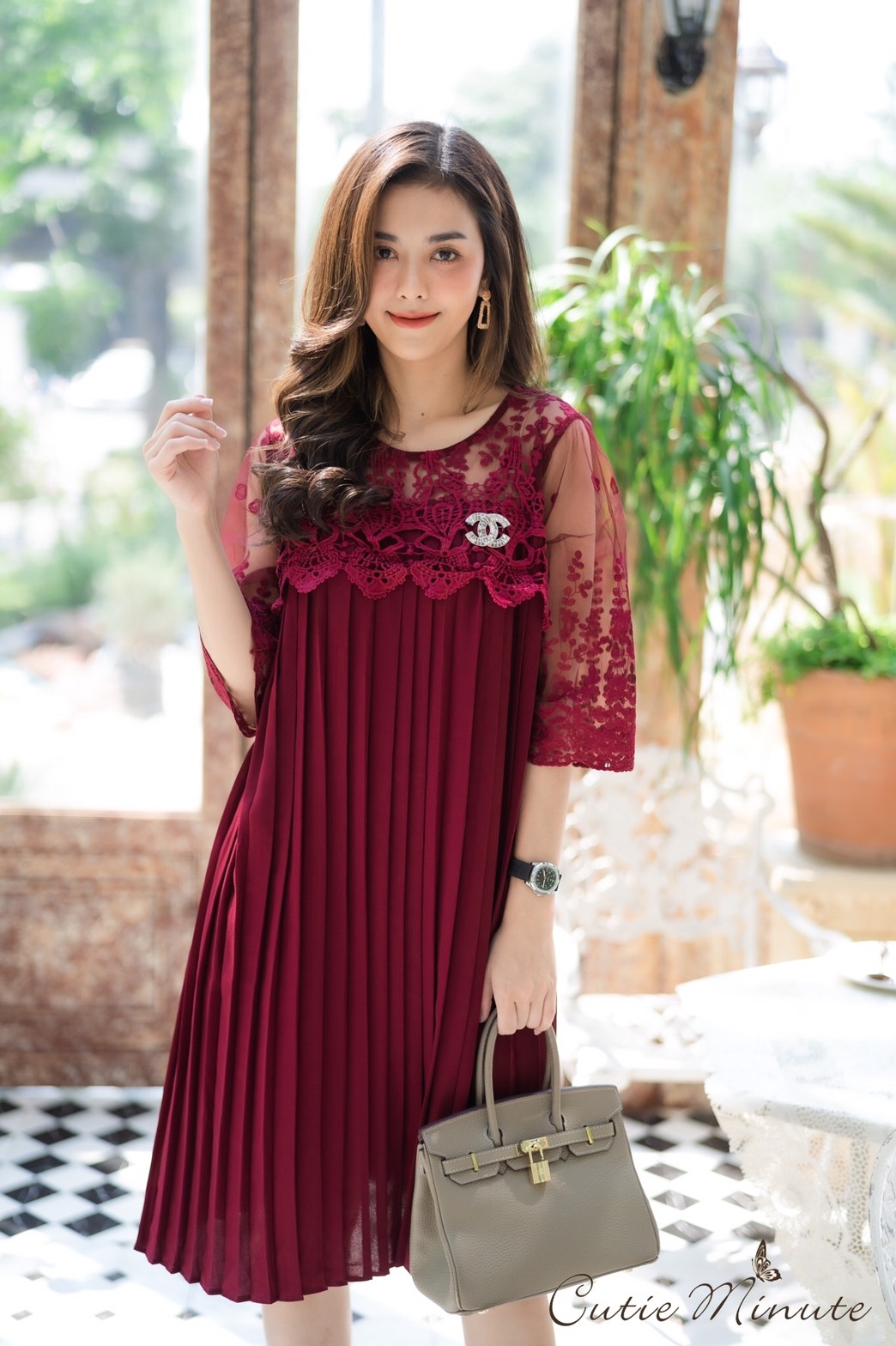 Sale+++#Cutie Minute 14104 เดรสผ้าชีฟองเกาหลีเกรดพรีเมี่ยม เนื้อผ้าดีมากค่ะ อัดพลีทแน่นๆ ด้านบนใช้ผ้าออเเกนซ่างานปักลูกไม้สุดหรูเริ่ด เดรสทรงโอเวอร์ไซส์ใส่เก๋ๆ สวยครบจริงๆค่ะ ใส่ไปงานดูดีสุดสุด งานสวยตัดเย็บดีเนี๊ยบ มี 5 สี เลือดหมู กรม ชมพูกลีบบัว (สีใหม