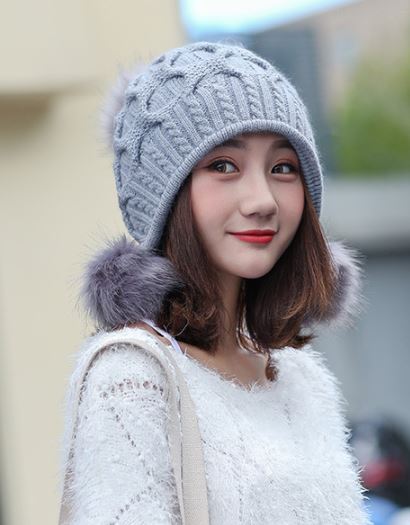 หมวกไหมพรมสีเทาขนาดใหญ่