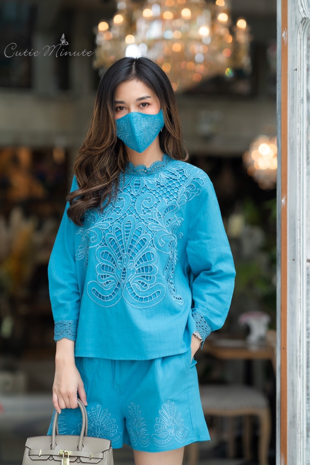 SaLe++14015**ชุดเซ็ท+Maskขาสั้นผ้าลินินเกรดพรีเมี่ยม เนื้อผ้าดี งานดีเทลปักฉลุทั้งตัวสวยมากค่ะ อลังการสุดๆ แต่งขอบตัวผ้าลูกไม้ ชุดเซ็ทดีไซน์สวยเก๋ มีซับในทั้งชุด กางเกงมีกระเป๋าซ่อน ชุดสวยผ้าดีใส่สบาย เหมาะกับอากาศบ้านเรามากๆค่ะ ** Mask ทรงสวยปรับเข้ากับโ