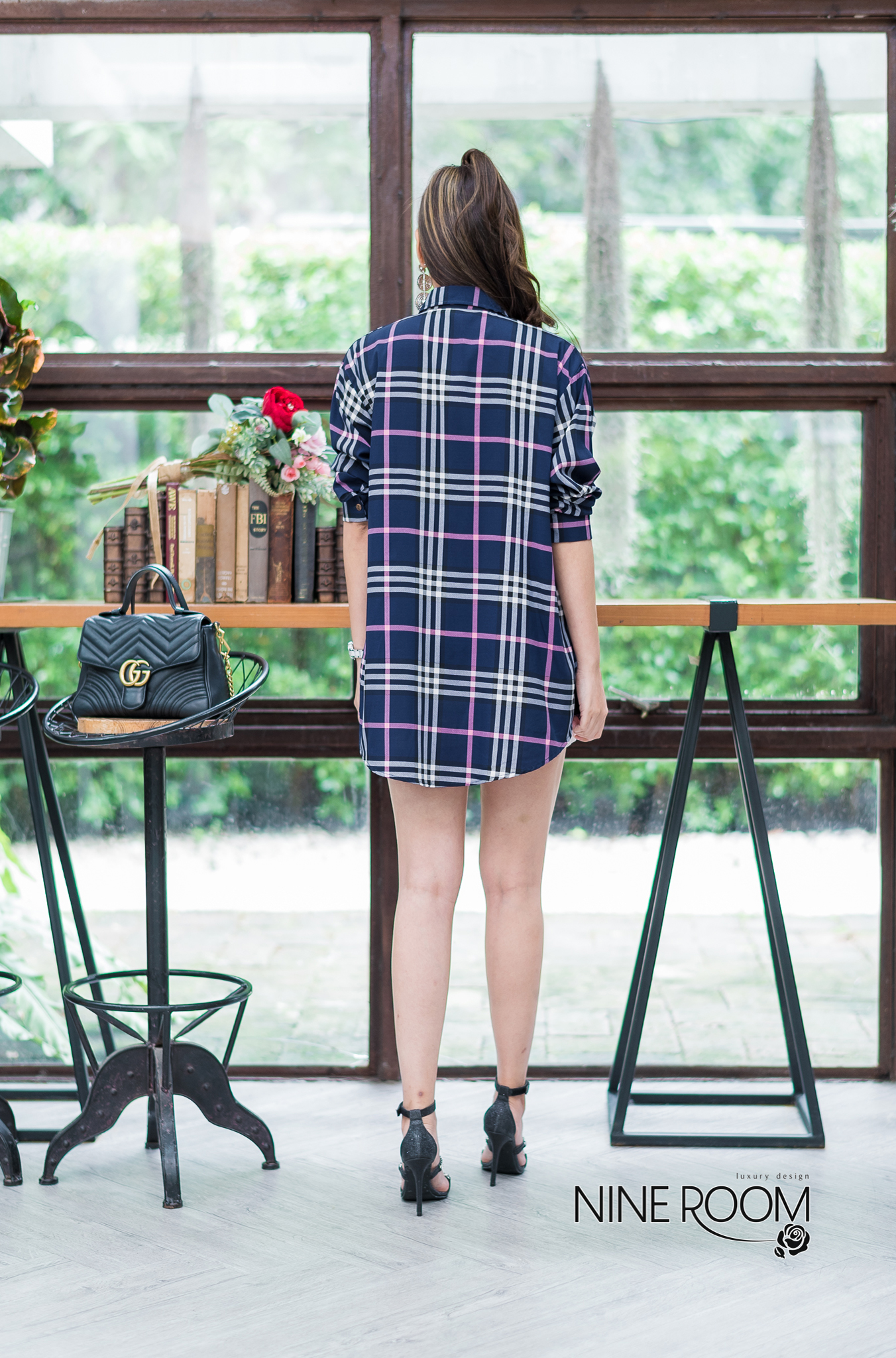 SaLe++B3606 เสื้อเชิ๊ตแขนยาวคอปกพร้อมสาบกระดุมยาวด้านหน้า ใช้ผ้าซิลล์ผสมโพลี่ฯผสมซิลล์ (poly mix silk) ผ้านุ่มผิวสัมผัสดี ใส่สบาย เพิ่มความโดดเด่นด้วยลายพิมพ์สไตล์ไฮแบรนด์ ค่ะ •Color |3 สี 1.CREAM/ครีม 2.NAVY BLUE/กรม 3.PINK/ชมพู •Size อก46"สะโพก48&q