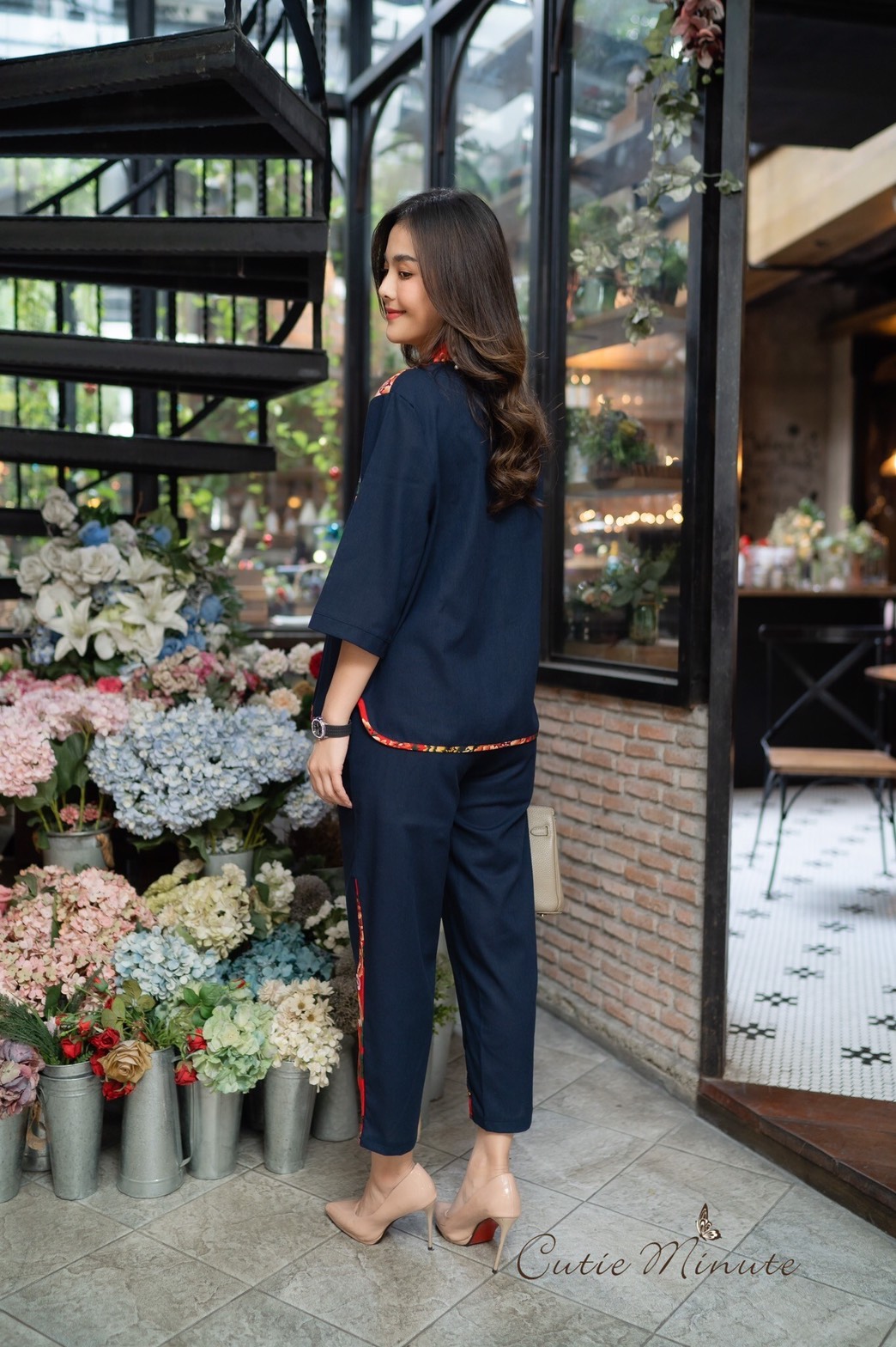 SaLe++#Cutie Minute 14110 ชุดเซ็ทผ้าลินินเกรดพรีเมี่ยม เนื้อผ้านิ่มกำลังดี ดีเทลตกแต่งด้วยงานปักผสมผ้าลายดอกไม้ กางเกงมีกระเป๋าซ่อน ชุดเเต่งด้วยกระดุมจีน กุ้นขอบที่ชายเสื้อ ชุดนี้สวยมากค่ะ ใส่ชุดเดียวสวยสมบูรณ์แบบเลยนะคะ หรือจะแยกชิ้นใส่แมทช์กับชุดอื่นก็ส