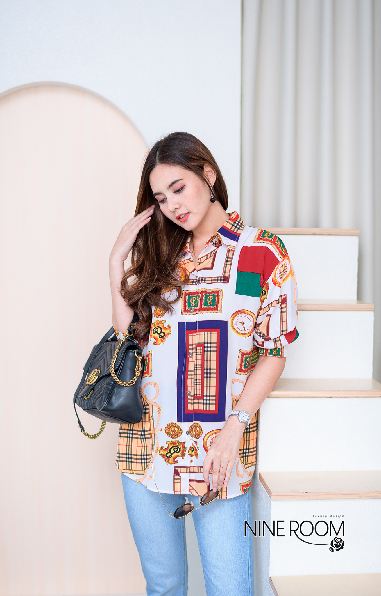 Sale++#Nine Room ฿550 B3722 เสื้อเชิ๊ทแขนยาวคอปกทรงสวย พร้อมสาบกระดุมยาวด้านหน้าใช้งานได้จริง ใช้ผ้าผสมโพลี่ฯ(POLY BLEND) ผ้าเนื้อดี ไม่อมความร้อน ใส่สบาย และเพิ่มความโดดเด่นด้วยลายพิมพ์ไฮแบรนด์สวยๆได้ลุคไฮ ลายเส้นคมชัดทั้งตัวค่ะ