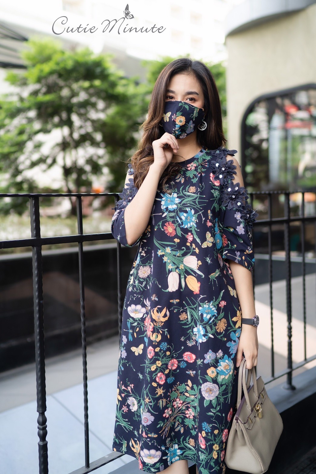 SaLe++#Cutie Minute 14109 เดรสผ้ายืดSpendexเกาหลีเกรดพรีเมียม ผ้าเนื้อเนียนละเอียด ผ้าดีมาก ผ้ายืดได้เยอะมากค่ะ ดีเทลแขนเว้าหัวไหล่ประดับลูกไม้ 3 มิติรอบๆ เดรสเรียบหรูใส่แล้วดูแพงมากค่ะ มีกระเป๋าซ่อน บอกเลยค่ะตัวนี้งานดีสวยมากค่ะ ** Mask ทรงสวยปรับเข้ากับ