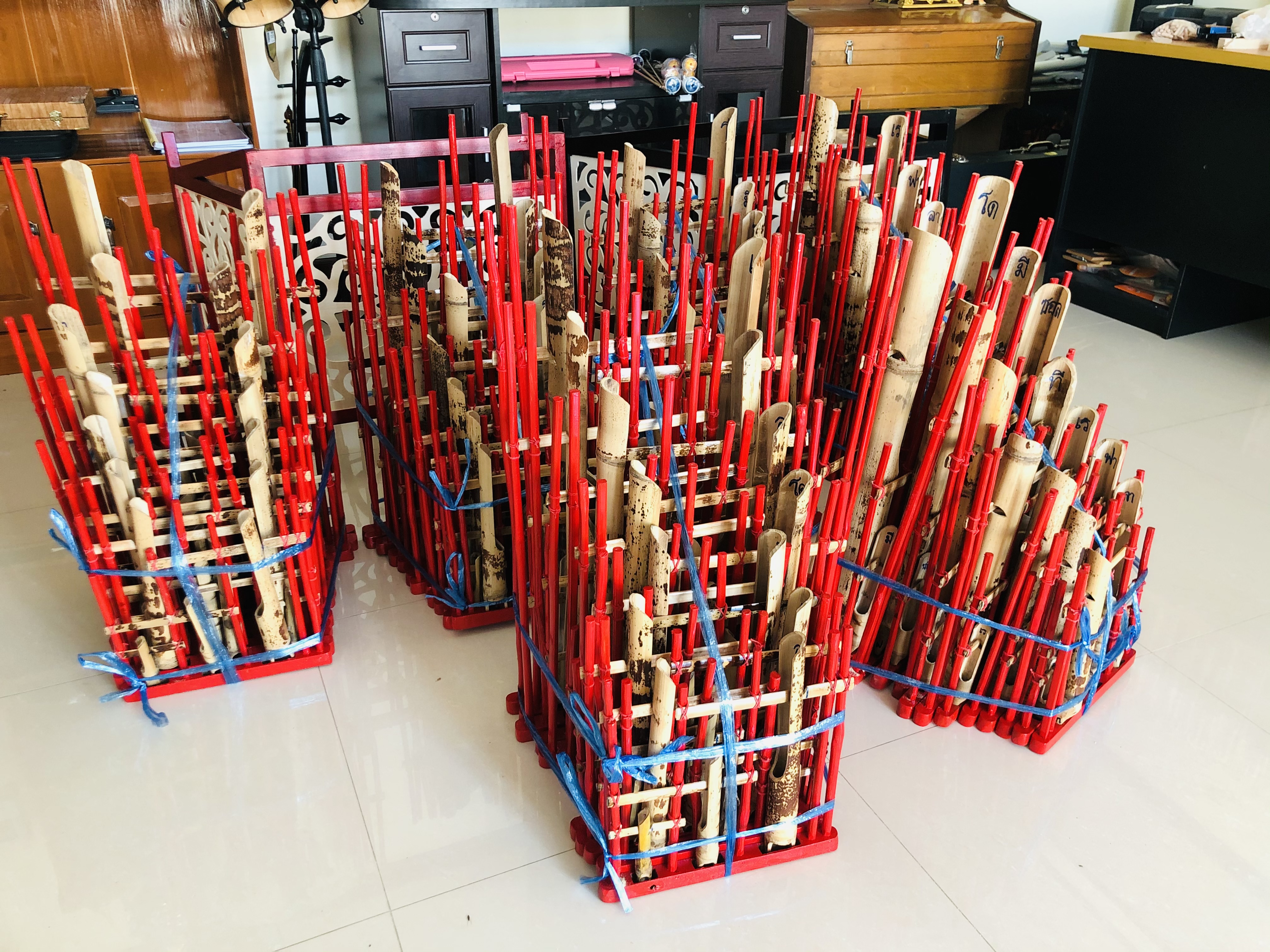 อังกะลุงชุดใหญ่ 28 ตับ ราคา 15,500 สนใจรายละเอียด Line: @bdc_music หรือ โทร.086-2032849 เป็นอังกะลุงไผ่ลายธรรมชาติ กระบอกหนาเสียงดังกังวาล