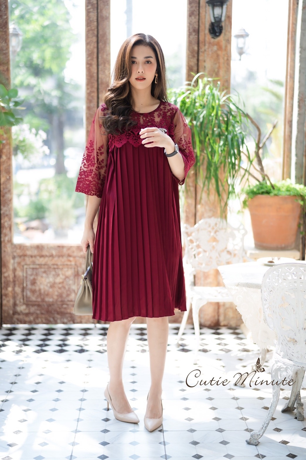 Sale+++#Cutie Minute 14104 เดรสผ้าชีฟองเกาหลีเกรดพรีเมี่ยม เนื้อผ้าดีมากค่ะ อัดพลีทแน่นๆ ด้านบนใช้ผ้าออเเกนซ่างานปักลูกไม้สุดหรูเริ่ด เดรสทรงโอเวอร์ไซส์ใส่เก๋ๆ สวยครบจริงๆค่ะ ใส่ไปงานดูดีสุดสุด งานสวยตัดเย็บดีเนี๊ยบ มี 5 สี เลือดหมู กรม ชมพูกลีบบัว (สีใหม