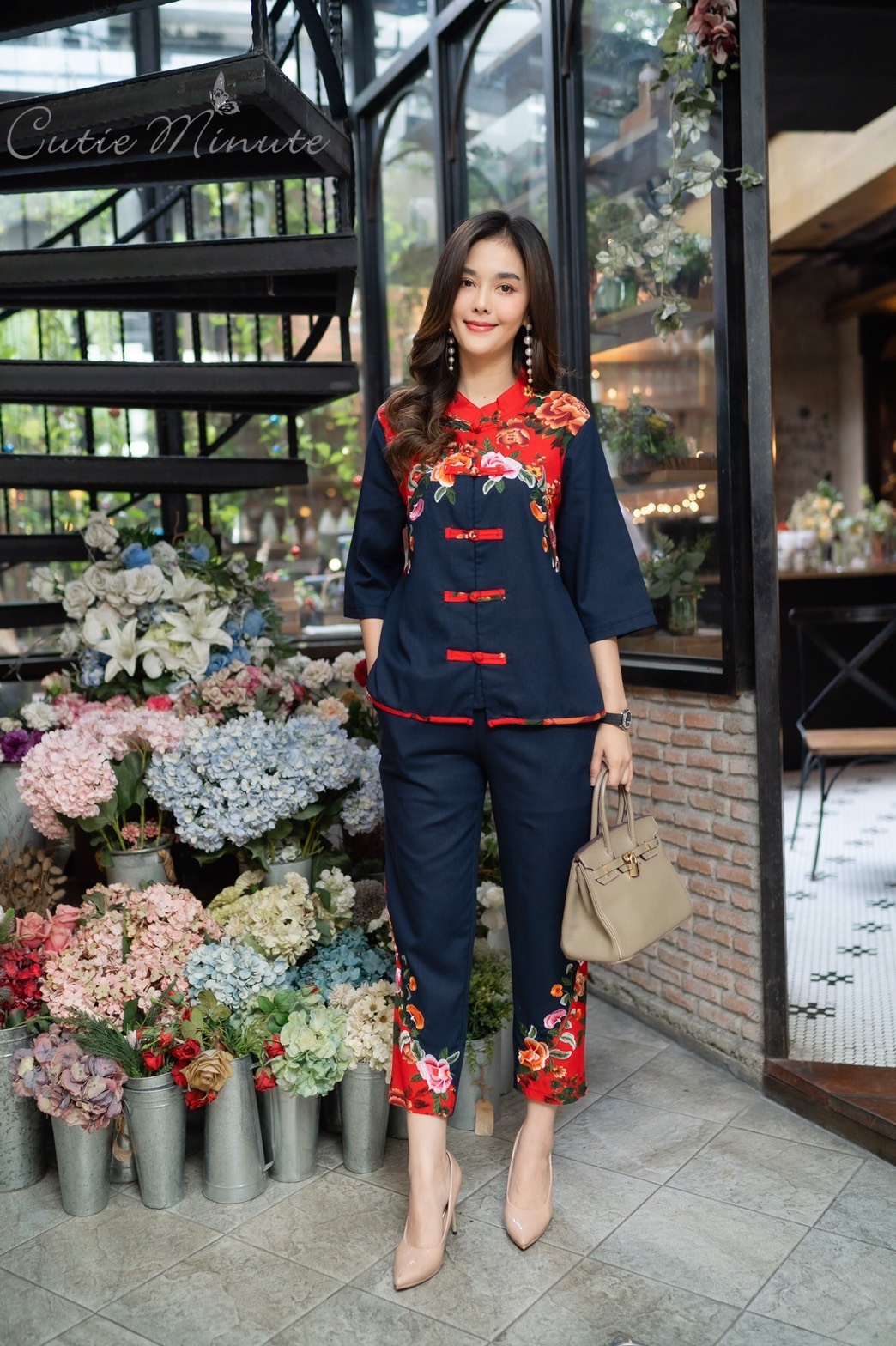 SaLe++#Cutie Minute 14110 ชุดเซ็ทผ้าลินินเกรดพรีเมี่ยม เนื้อผ้านิ่มกำลังดี ดีเทลตกแต่งด้วยงานปักผสมผ้าลายดอกไม้ กางเกงมีกระเป๋าซ่อน ชุดเเต่งด้วยกระดุมจีน กุ้นขอบที่ชายเสื้อ ชุดนี้สวยมากค่ะ ใส่ชุดเดียวสวยสมบูรณ์แบบเลยนะคะ หรือจะแยกชิ้นใส่แมทช์กับชุดอื่นก็ส
