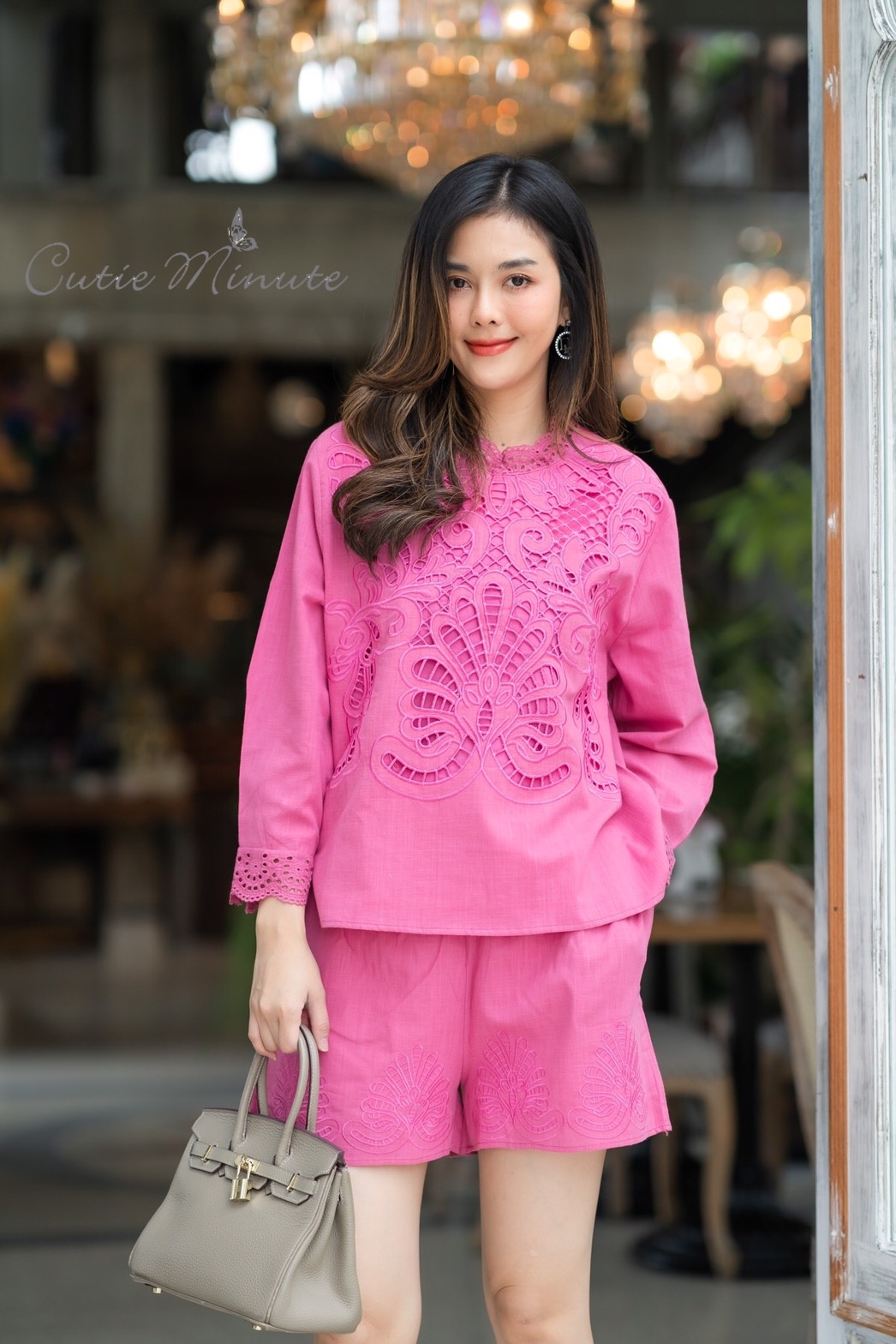 SaLe++14015**ชุดเซ็ท+Maskขาสั้นผ้าลินินเกรดพรีเมี่ยม เนื้อผ้าดี งานดีเทลปักฉลุทั้งตัวสวยมากค่ะ อลังการสุดๆ แต่งขอบตัวผ้าลูกไม้ ชุดเซ็ทดีไซน์สวยเก๋ มีซับในทั้งชุด กางเกงมีกระเป๋าซ่อน ชุดสวยผ้าดีใส่สบาย เหมาะกับอากาศบ้านเรามากๆค่ะ ** Mask ทรงสวยปรับเข้ากับโ