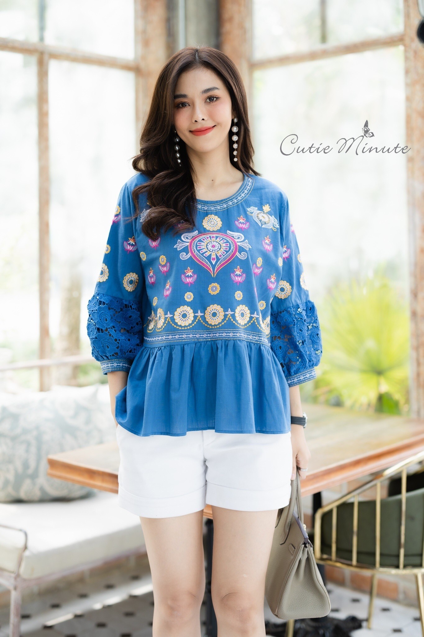 SaLe++#Cutie Minute B3695 เสื้อลินินเกรดพรีเมี่ยม เนื้อผ้าขึ้นลาย เนื้อผ้ามีความนุ่ม ผ้าดีมากค่ะ งานปักฝีมือสวยมากๆค่ะ แต่งเติมแขนด้วยลูกไม้เนื้อหนาสวยสวย เสื้อดีเทลจับจีบระบายเล็กๆ งานปักสวยเนียบ ใส่สวย ใส่สบายจริงๆค่ะ มี 4 สี ฟ้าคราม ส้มอิฐ เขียวไพร ชมพ