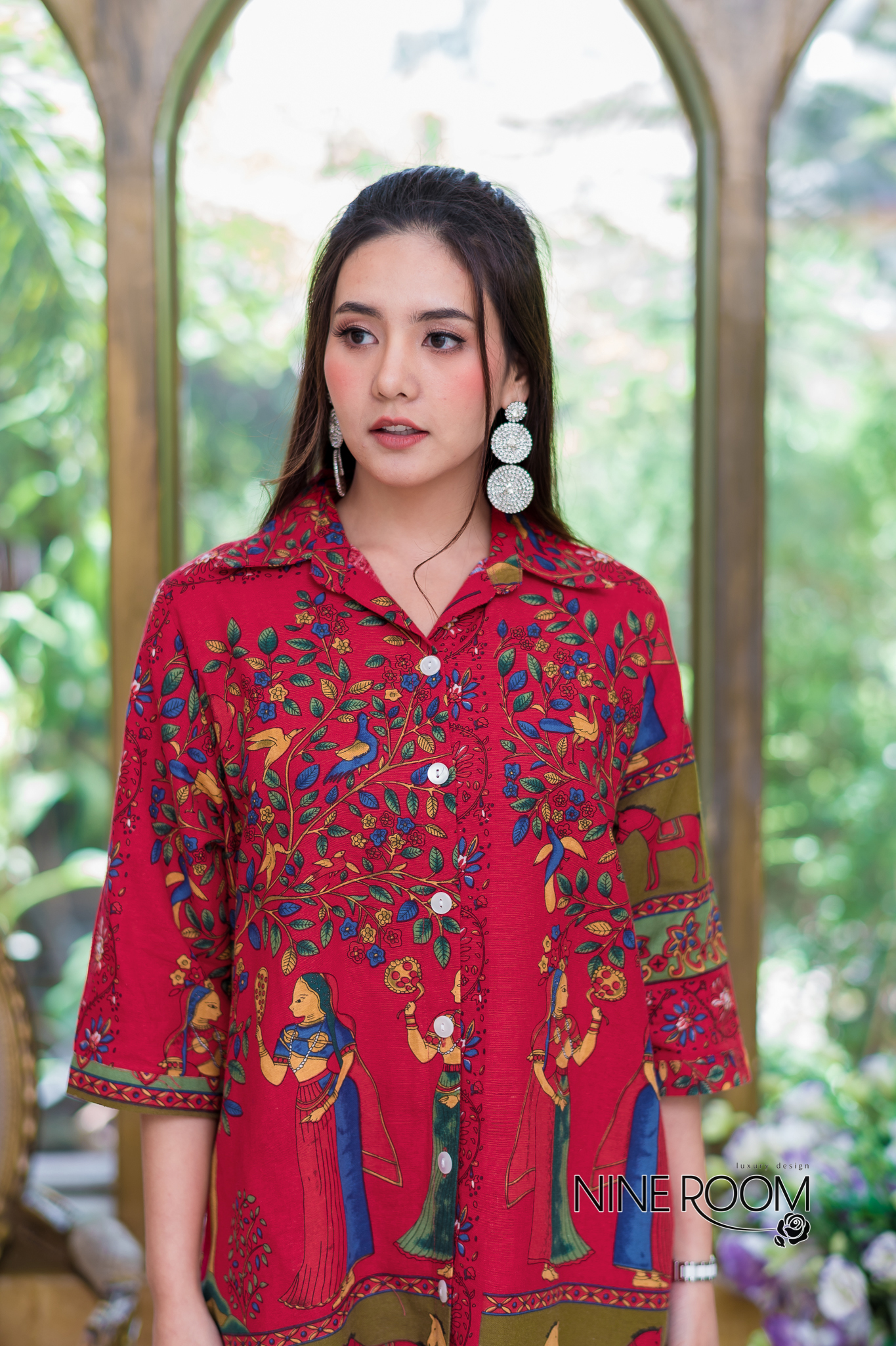 SaLe+++#Nine Room 14046 SHIRT DRESS -เชิ๊ตเดรสคอปก พร้อมสาบกระดุมยาวด้านหน้าใช้ผ้าฝ้ายผสมลินิน(cotton mix linen) ตัวผ้าไม่หนา-ไม่บาง ระบายอากาศดี ไม่ร้อน มีความโดดเด่นด้วยลายอิยิปต์-ฟาโรห์ลายสวยๆทั้งตัว เสริมคัทติ้งด้วยการผ่าชายข้างเพื่อความสวยงาม และมีกร