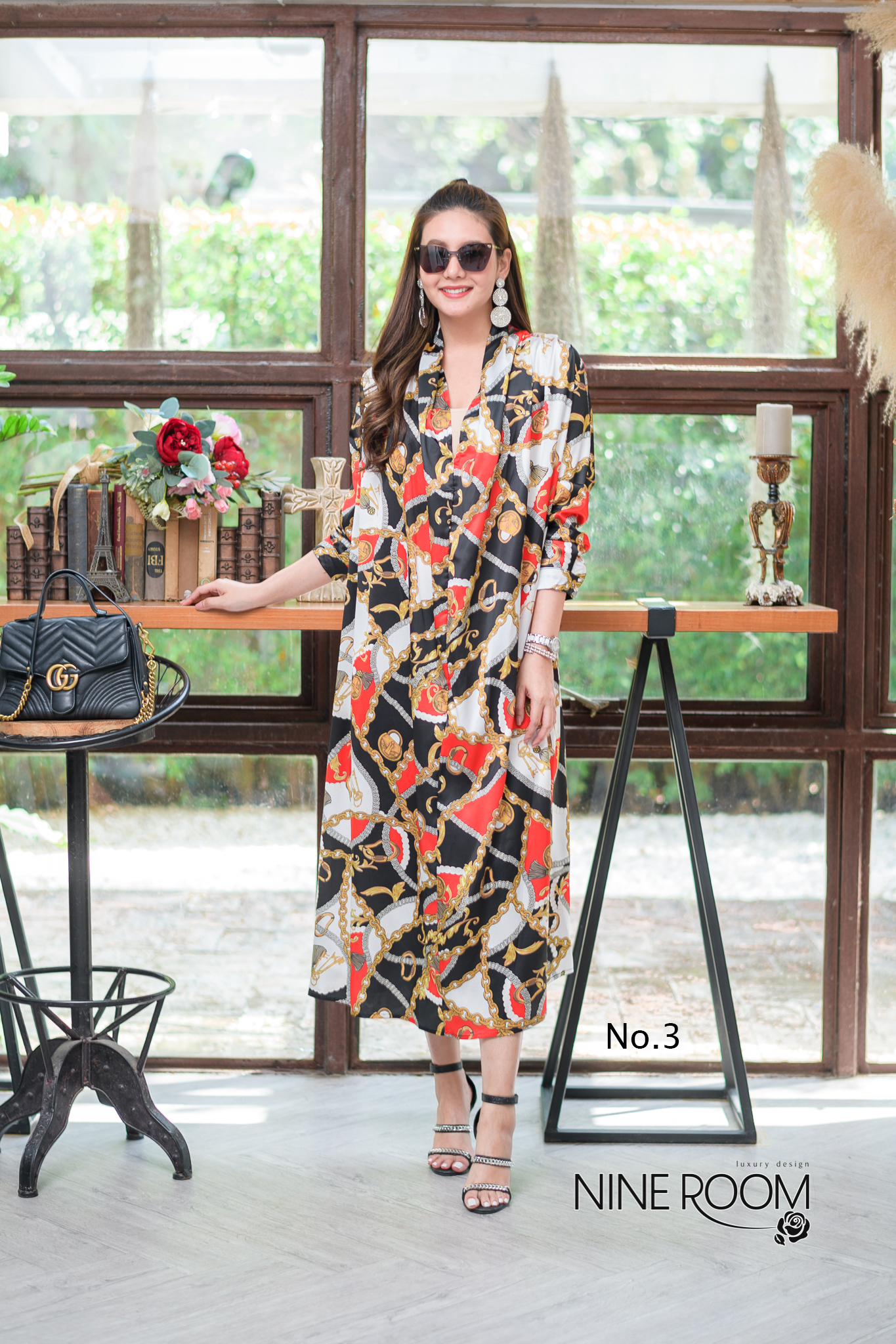 SaLe+++#Nine room 14088 MAXI DRESS - แม๊กซี่เดรสคอถ่วงส่วนด้านหลังจับจีบ เป็นทรงปล่อยๆ ใช้ผ้าซาตินผสมซิลล์เกรดพรีเมี่ยม(PREMIUM SATIN MIX SILK) ซึ่งรวมเอาคุณสมบัติที่ดีของผ้าทั้งสองแบบ ทำให้ตัวผ้าให้ผิวสัมผัสดี นุ่ม ใส่สบายมาก โดดเด่นด้วยงานพิมพ์สไตล์ไฮแบ