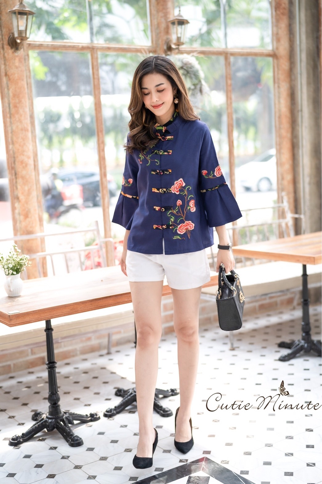 Sale+++#Cutie Minute B3639 เสื้อผ้าฝ้ายลินินเกาหลีเกรดพรีเมี่ยม เสื้อไตส์จีนเก๋เก๋ ดีเทลปกคอ2ชั้นจับจีบสวยงาม แขนจับจีบบานนิดๆ มาพร้อมงานปักดอกไม้สวยมากค่ะ ดีเทลเเน่นทั้งตัว สวยเลอค่ามากค่ะ มี สี เขียว กรม ส้ม อก ฟรีไซส์ 43" เอว ฟรีไซส์ 43" สะโพ