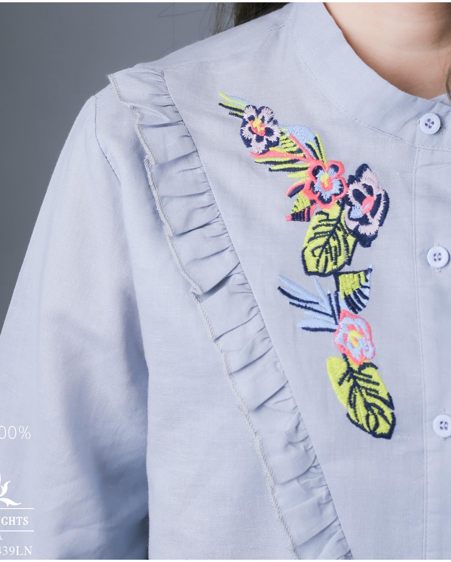 Sale++++++#Blueberry Nights B3653 เสื้อเชิ้ตลินิน100% ปักดิ้นสีคลาสสิค ผ้าลินิน100% เนื้อนุ่มใส่สบายมากค่ะ แพทเทิร์นเสื้อเชิ้ตคอจีนแขนยาวกระดุมหน้ายาว รุ่นขายดีมากๆค่ะ ดีเทลช่วงอกเย็บระบายปักดิ้นหน้าอกสวยสุดหรู ♡เหมาะสำหรับสาวๆๆรอบอก(38-44)♡