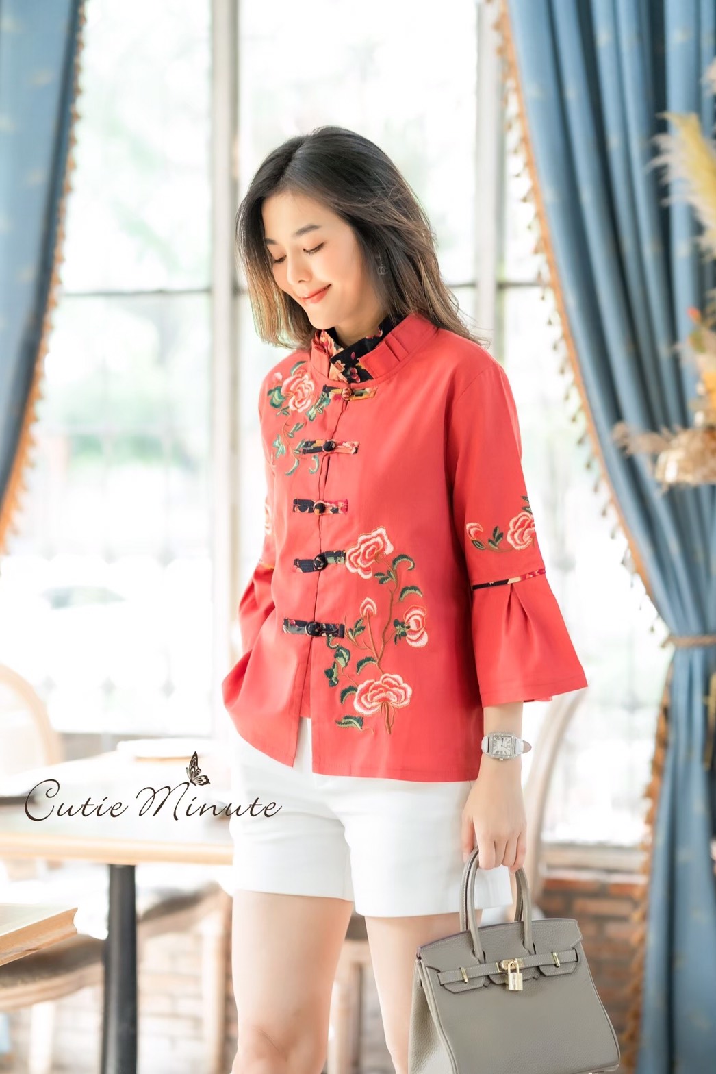 Sale+++#Cutie Minute B3639 เสื้อผ้าฝ้ายลินินเกาหลีเกรดพรีเมี่ยม เสื้อไตส์จีนเก๋เก๋ ดีเทลปกคอ2ชั้นจับจีบสวยงาม แขนจับจีบบานนิดๆ มาพร้อมงานปักดอกไม้สวยมากค่ะ ดีเทลเเน่นทั้งตัว สวยเลอค่ามากค่ะ มี สี เขียว กรม ส้ม อก ฟรีไซส์ 43" เอว ฟรีไซส์ 43" สะโพ