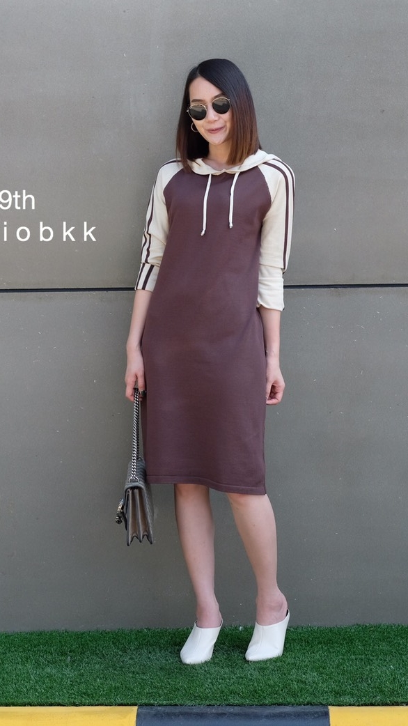 13841 อก40 #29thStudiobkk เดรสฮู้ดแขนยาว เนื้อผ้าคอตตอนเนื้อนิ่ม ใส่สบายสุดๆค่า แขนแต่งแถบ ใส่เที่ยวชิลๆได้เลย หนาวนี้ห้ามพลาดเลยค่า ▪️สี | โกโก้, ส้มอิฐ อก 40” เอว 38” สะโพก 40” ความยาว 37.5”