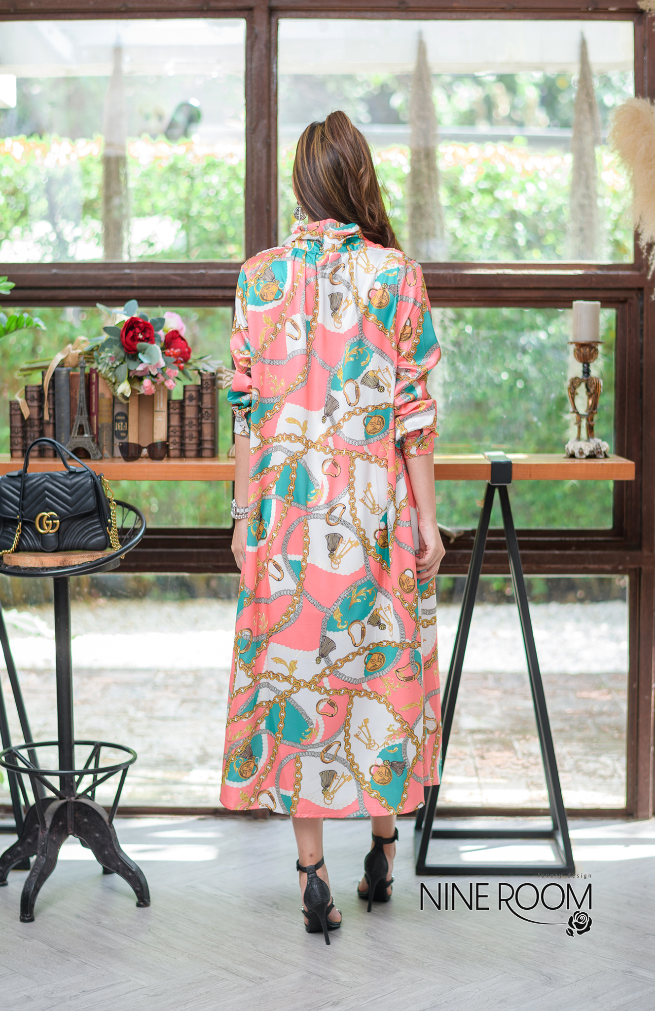 SaLe+++#Nine room 14088 MAXI DRESS - แม๊กซี่เดรสคอถ่วงส่วนด้านหลังจับจีบ เป็นทรงปล่อยๆ ใช้ผ้าซาตินผสมซิลล์เกรดพรีเมี่ยม(PREMIUM SATIN MIX SILK) ซึ่งรวมเอาคุณสมบัติที่ดีของผ้าทั้งสองแบบ ทำให้ตัวผ้าให้ผิวสัมผัสดี นุ่ม ใส่สบายมาก โดดเด่นด้วยงานพิมพ์สไตล์ไฮแบ