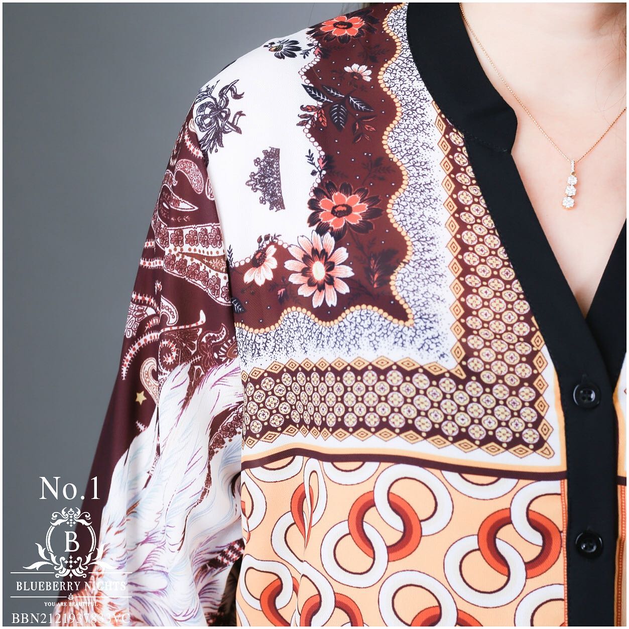 Sale+++#Blueberry Nights B3655 เสื้อทูนิคเชิ้ตแขนยาวพิมพ์ลายทั้งตัว ผ้าโพลีเอสเตอร์ผสมชีฟองเนื้อนุ่มสวยสุดหรู ผ้าเนื้อดีสัมผัสนุ่มใส่สบายมากๆค่ะ ดีเทลผ้าพิมพ์ลายทั้งตัวสวยคมชัดสีสดใสเกรดพรีเมี่ยม แพทเทิร์นคอวีทูนิคกระดุมหน้า3เม็ด ปลายแขนเชิ้ตติดกระดุม &#x