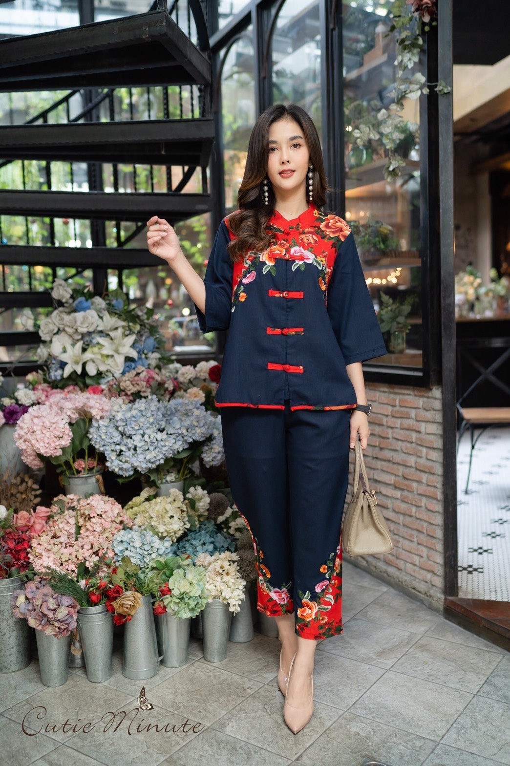 SaLe++#Cutie Minute 14110 ชุดเซ็ทผ้าลินินเกรดพรีเมี่ยม เนื้อผ้านิ่มกำลังดี ดีเทลตกแต่งด้วยงานปักผสมผ้าลายดอกไม้ กางเกงมีกระเป๋าซ่อน ชุดเเต่งด้วยกระดุมจีน กุ้นขอบที่ชายเสื้อ ชุดนี้สวยมากค่ะ ใส่ชุดเดียวสวยสมบูรณ์แบบเลยนะคะ หรือจะแยกชิ้นใส่แมทช์กับชุดอื่นก็ส